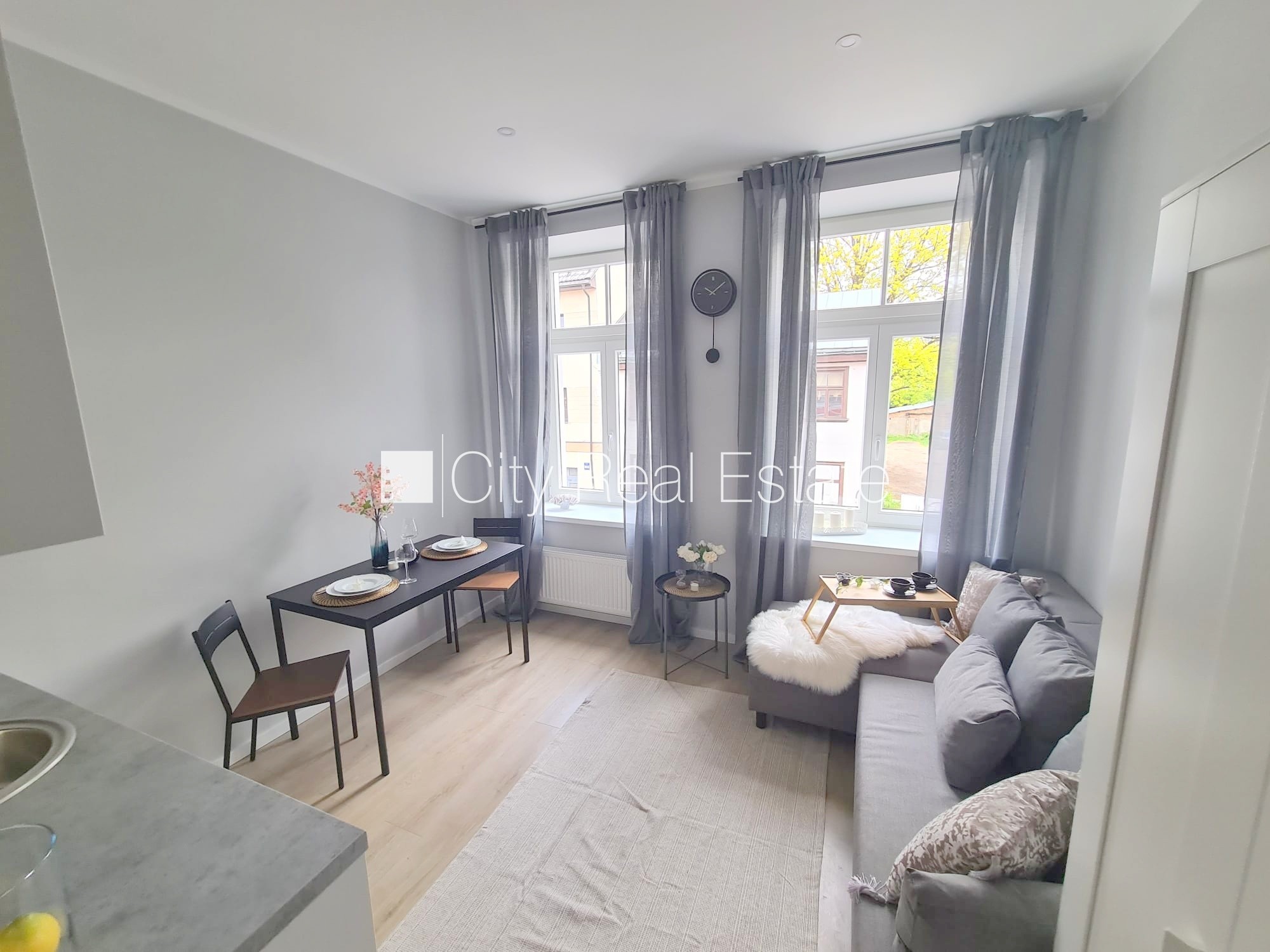 Sludinājumi. Fasādes māja, renovēta māja, slēgts pagalms, ieeja no ielas un pagalma, kāpņu telpa pēc kapitālā Cena: 320 EUR/mēn Foto #2