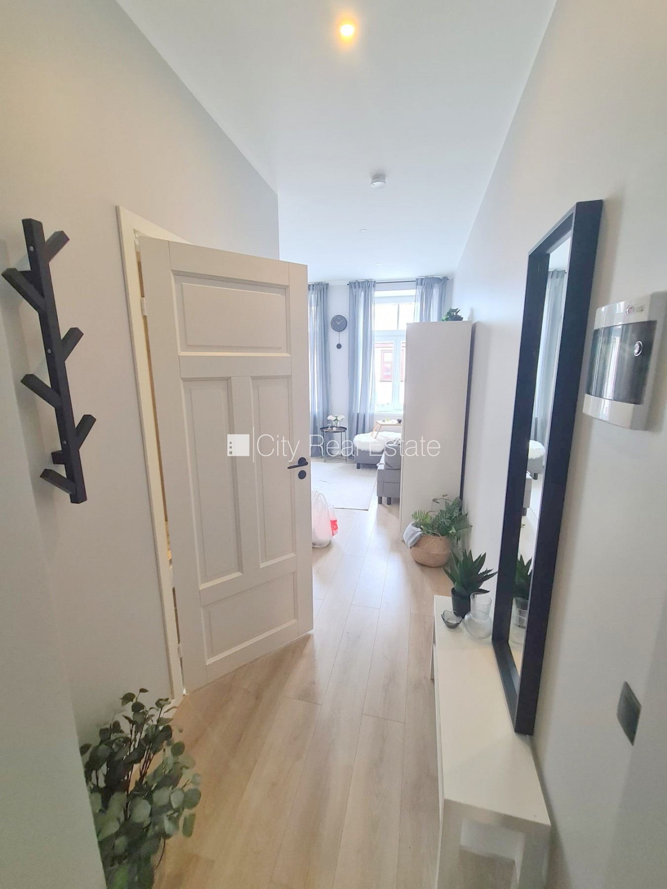 Sludinājumi. Fasādes māja, renovēta māja, slēgts pagalms, ieeja no ielas un pagalma, kāpņu telpa pēc kapitālā Cena: 320 EUR/mēn Foto #7