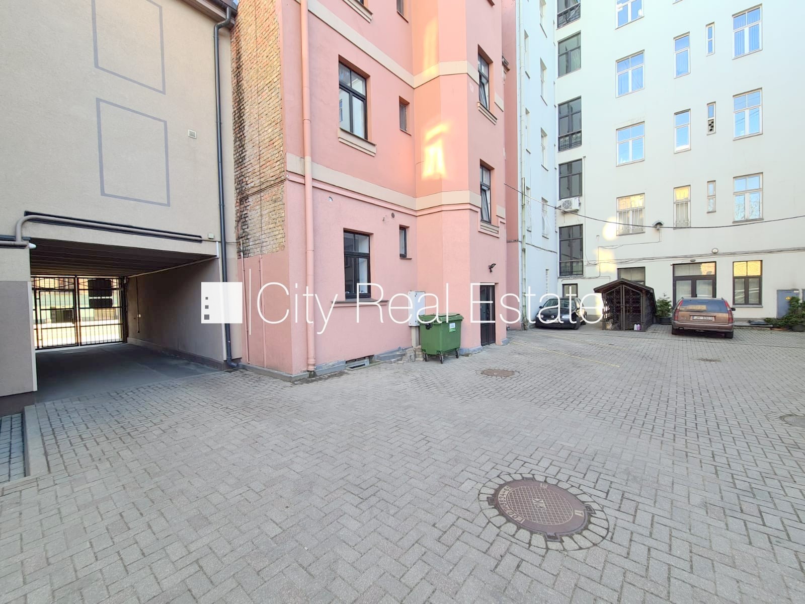 Sludinājumi. Fasādes māja, renovēta māja, ieeja no ielas un pagalma, kāpņu telpa pēc kosmētiskā remonta, logi Cena: 290 EUR/mēn Foto #23