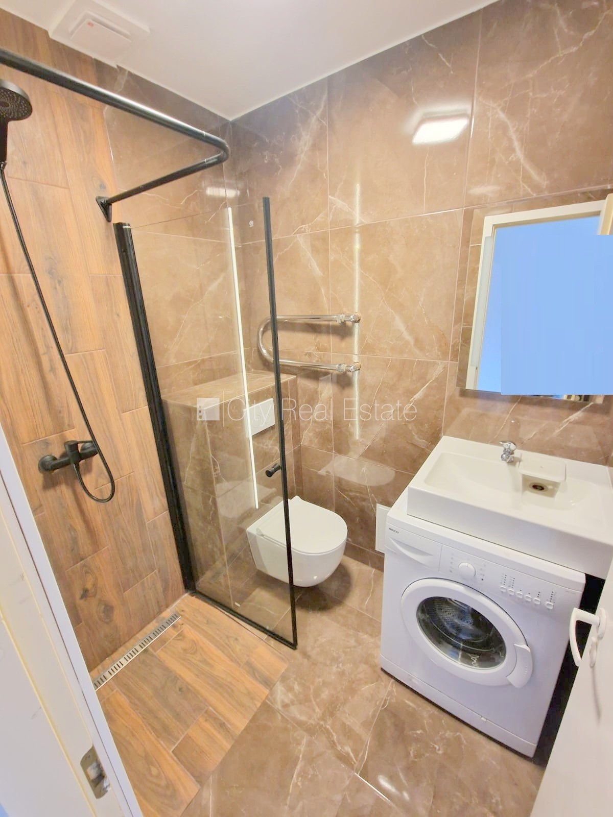 Sludinājumi. Fasādes māja, renovēta māja, ieeja no ielas un pagalma, kāpņu telpa pēc kosmētiskā remonta, logi Cena: 290 EUR/mēn Foto #6