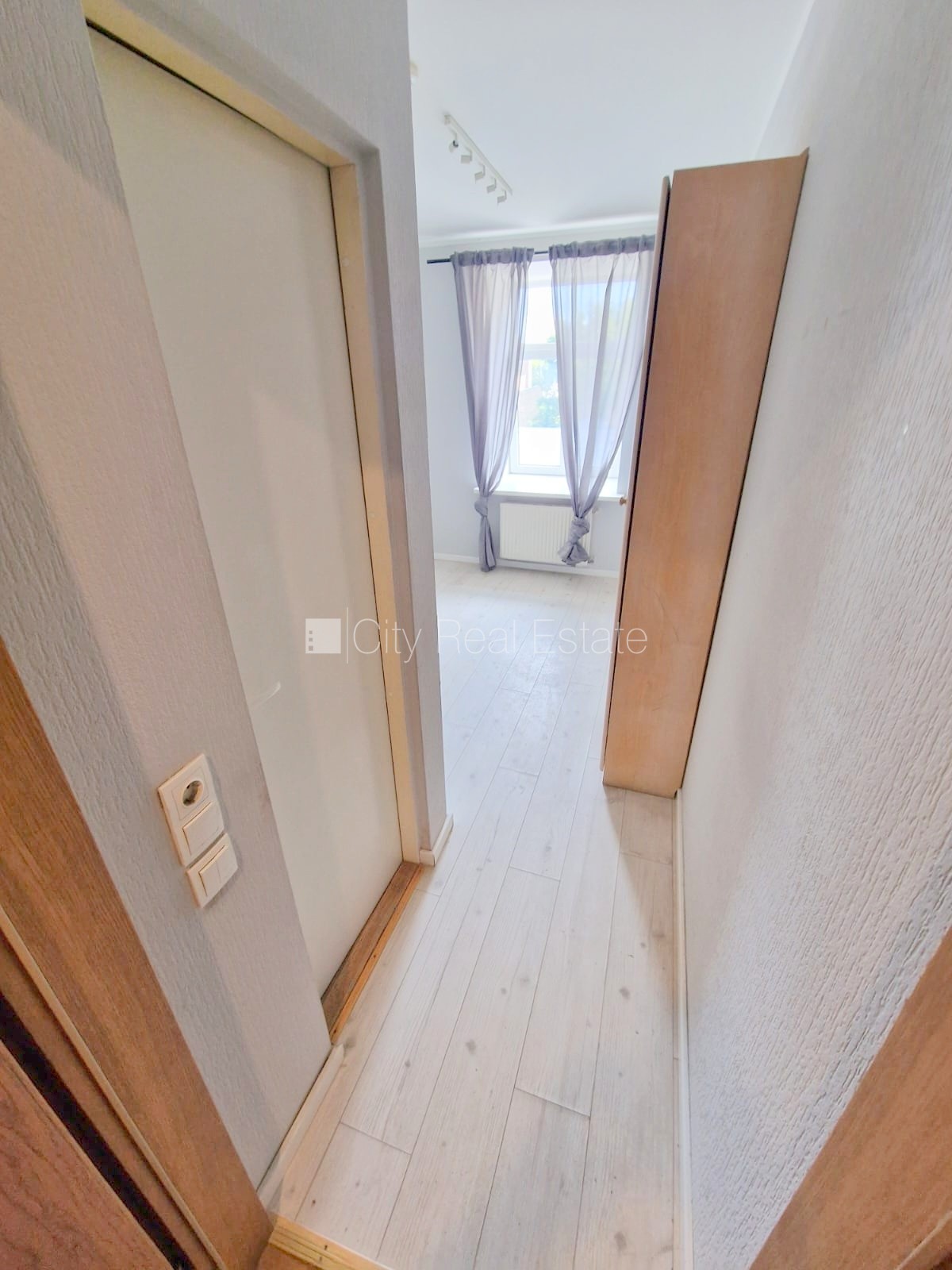 Sludinājumi. Fasādes māja, renovēta māja, ieeja no ielas un pagalma, kāpņu telpa pēc kosmētiskā remonta, logi Cena: 290 EUR/mēn Foto #13