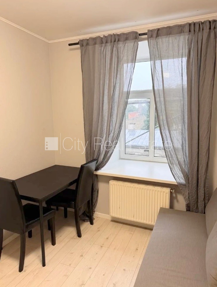 Sludinājumi. Fasādes māja, renovēta māja, ieeja no ielas un pagalma, kāpņu telpa pēc kosmētiskā remonta, logi Cena: 290 EUR/mēn Foto #7