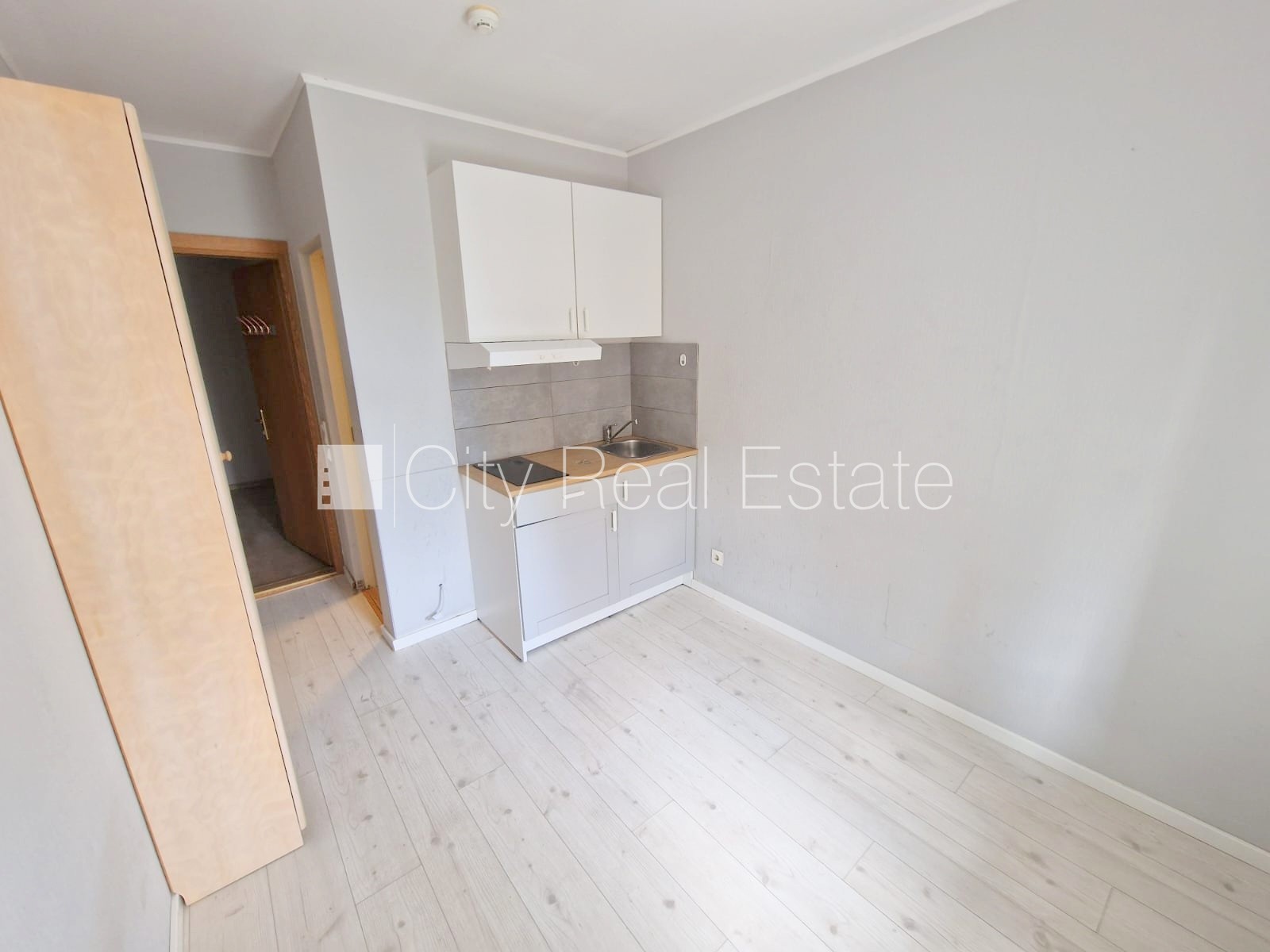 Sludinājumi. Fasādes māja, renovēta māja, ieeja no ielas un pagalma, kāpņu telpa pēc kosmētiskā remonta, logi Cena: 290 EUR/mēn Foto #1