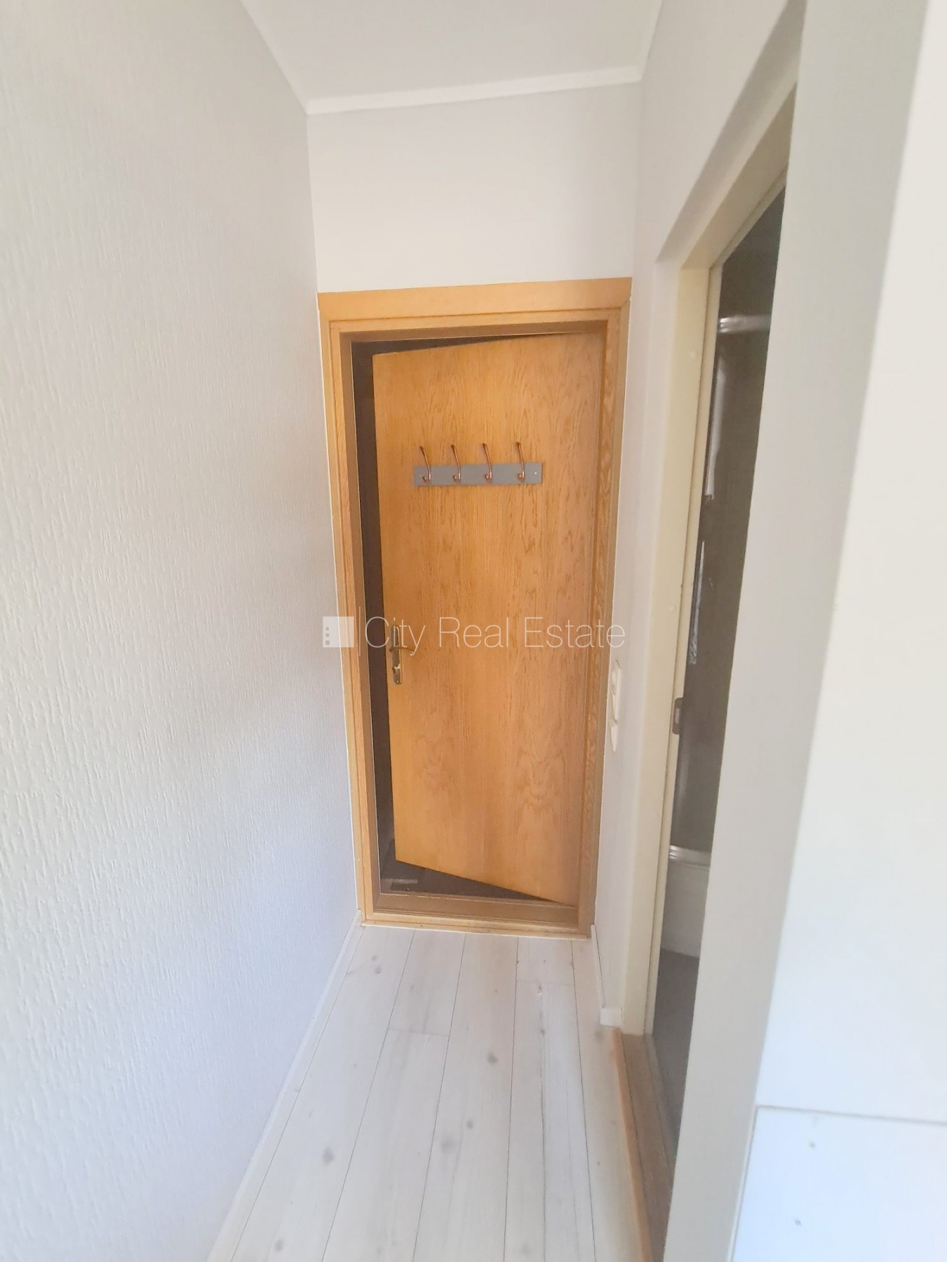 Sludinājumi. Fasādes māja, renovēta māja, ieeja no ielas un pagalma, kāpņu telpa pēc kosmētiskā remonta, logi Cena: 290 EUR/mēn Foto #15