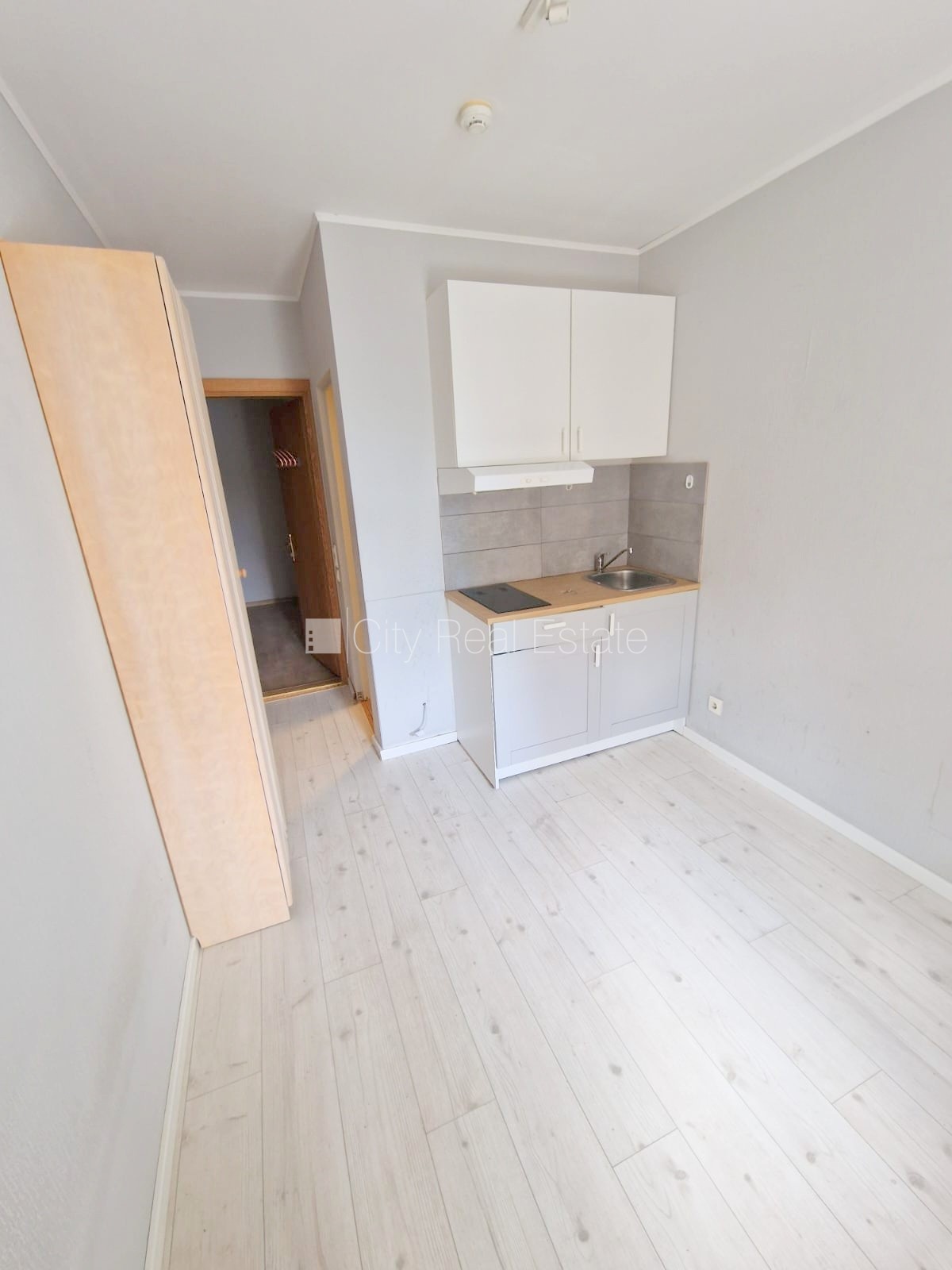 Sludinājumi. Fasādes māja, renovēta māja, ieeja no ielas un pagalma, kāpņu telpa pēc kosmētiskā remonta, logi Cena: 290 EUR/mēn Foto #16