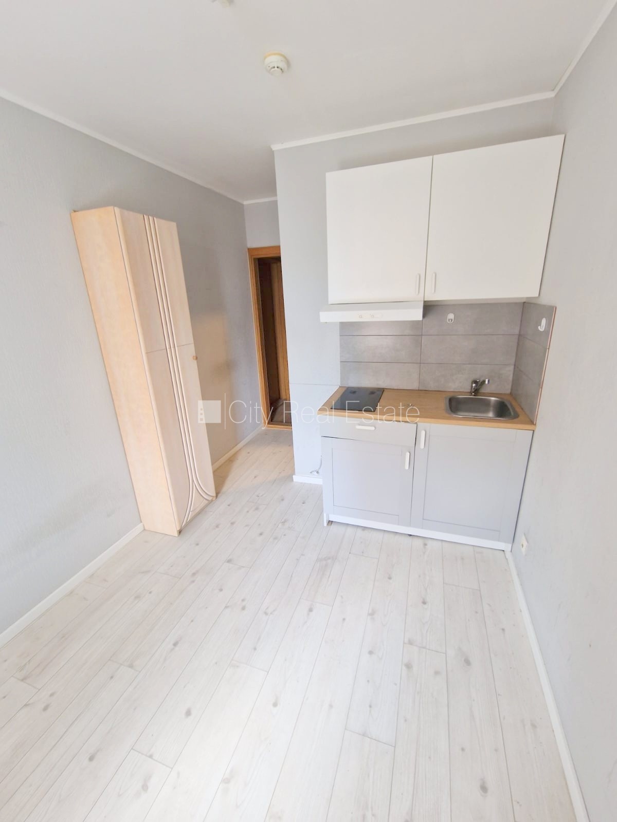 Sludinājumi. Fasādes māja, renovēta māja, ieeja no ielas un pagalma, kāpņu telpa pēc kosmētiskā remonta, logi Cena: 290 EUR/mēn Foto #5