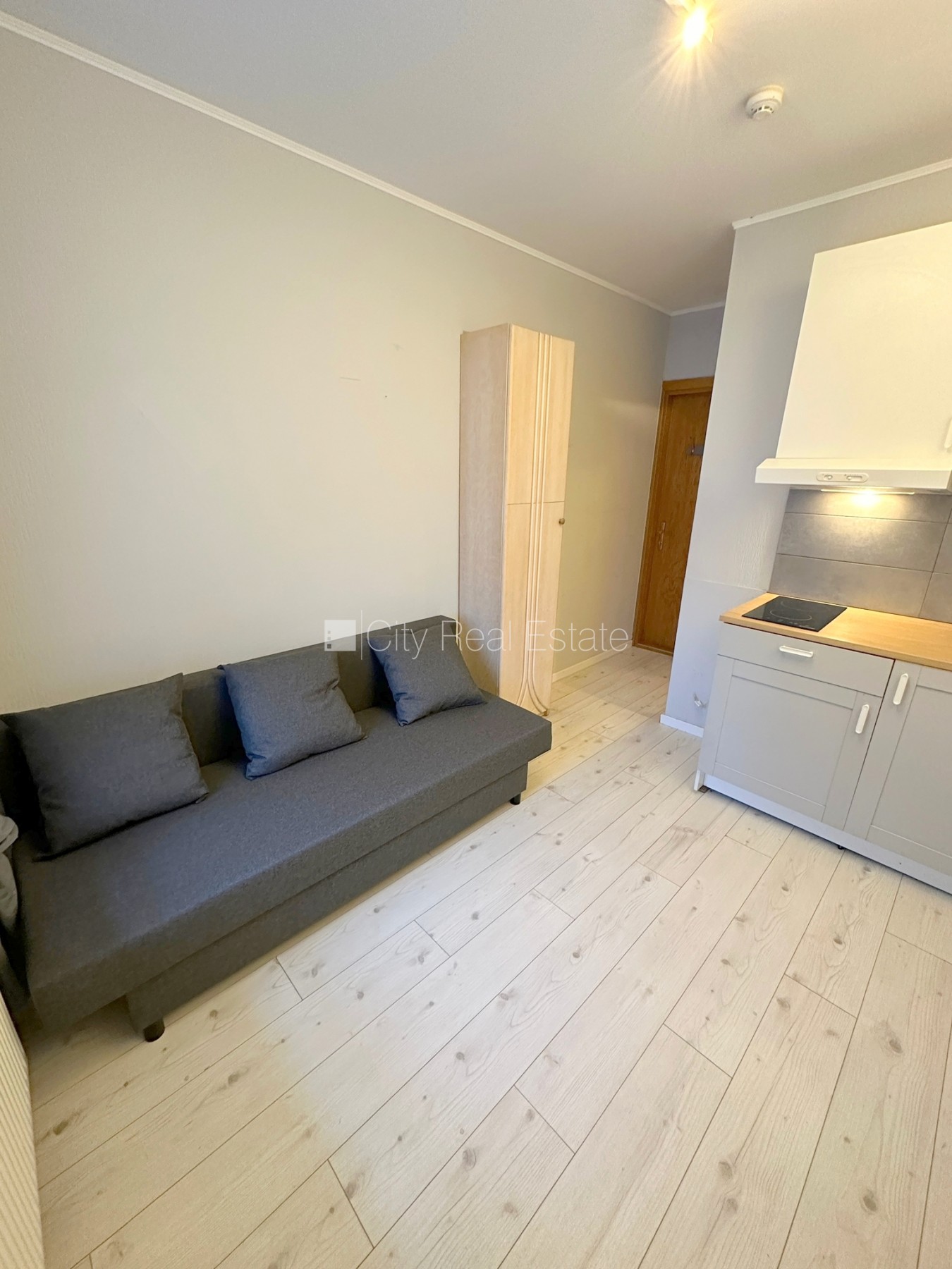 Sludinājumi. Fasādes māja, renovēta māja, ieeja no ielas un pagalma, kāpņu telpa pēc kosmētiskā remonta, logi Cena: 290 EUR/mēn Foto #8