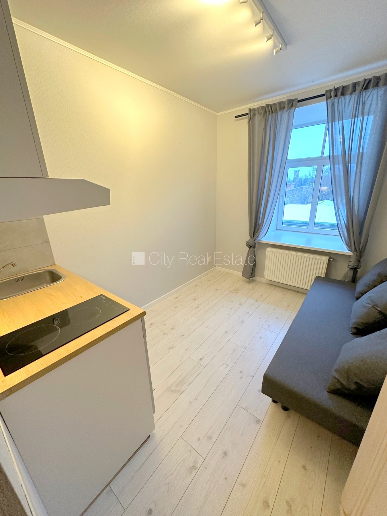 Sludinājumi. Fasādes māja, renovēta māja, ieeja no ielas un pagalma, kāpņu telpa pēc kosmētiskā remonta, logi Cena: 290 EUR/mēn Foto #10