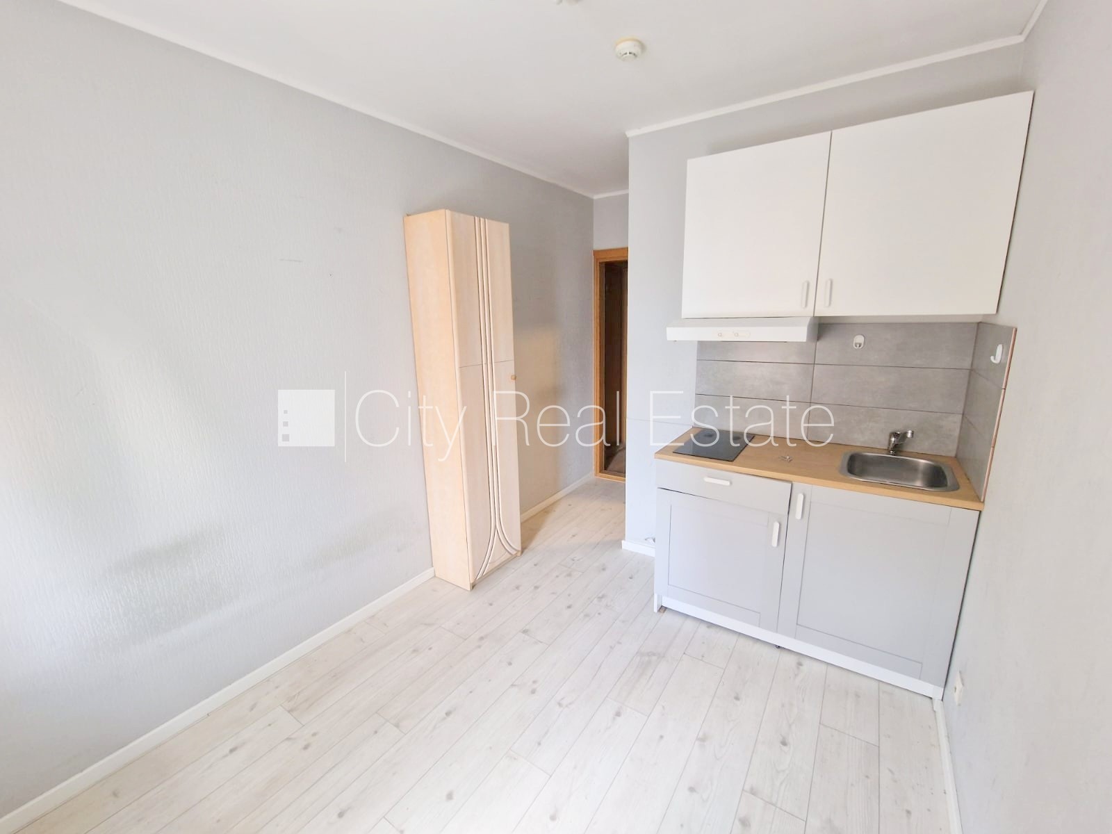 Sludinājumi. Fasādes māja, renovēta māja, ieeja no ielas un pagalma, kāpņu telpa pēc kosmētiskā remonta, logi Cena: 290 EUR/mēn Foto #17