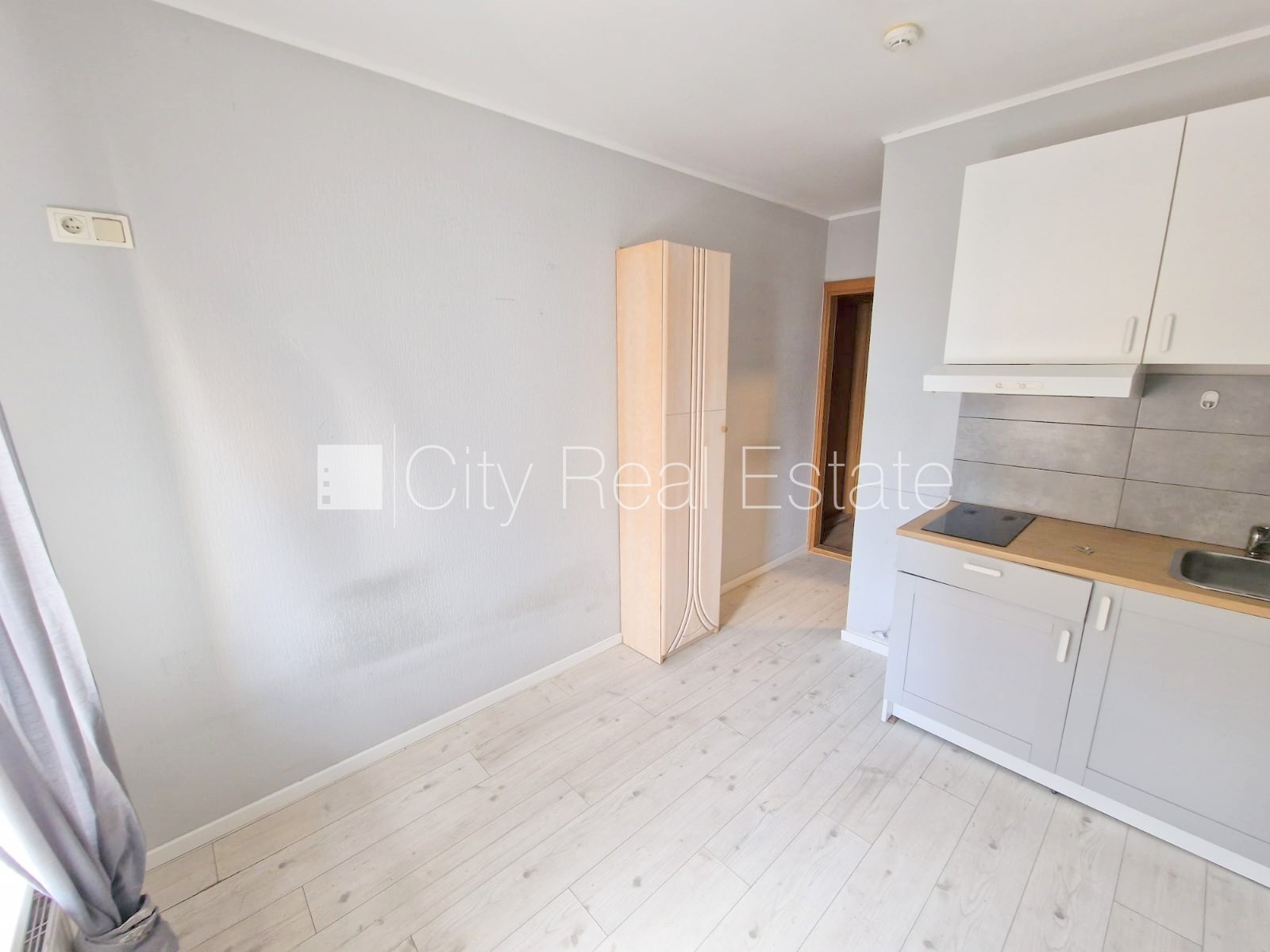 Sludinājumi. Fasādes māja, renovēta māja, ieeja no ielas un pagalma, kāpņu telpa pēc kosmētiskā remonta, logi Cena: 290 EUR/mēn Foto #11