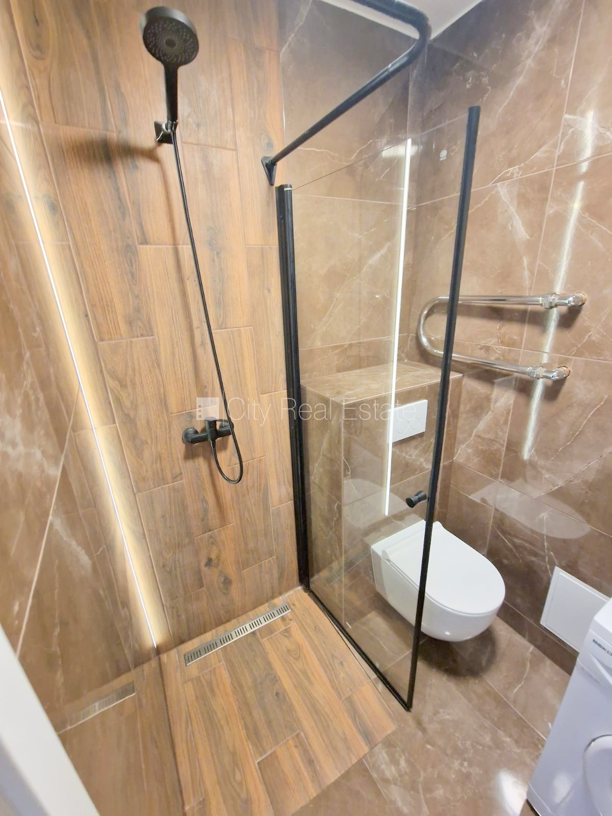 Sludinājumi. Fasādes māja, renovēta māja, ieeja no ielas un pagalma, kāpņu telpa pēc kosmētiskā remonta, logi Cena: 290 EUR/mēn Foto #18