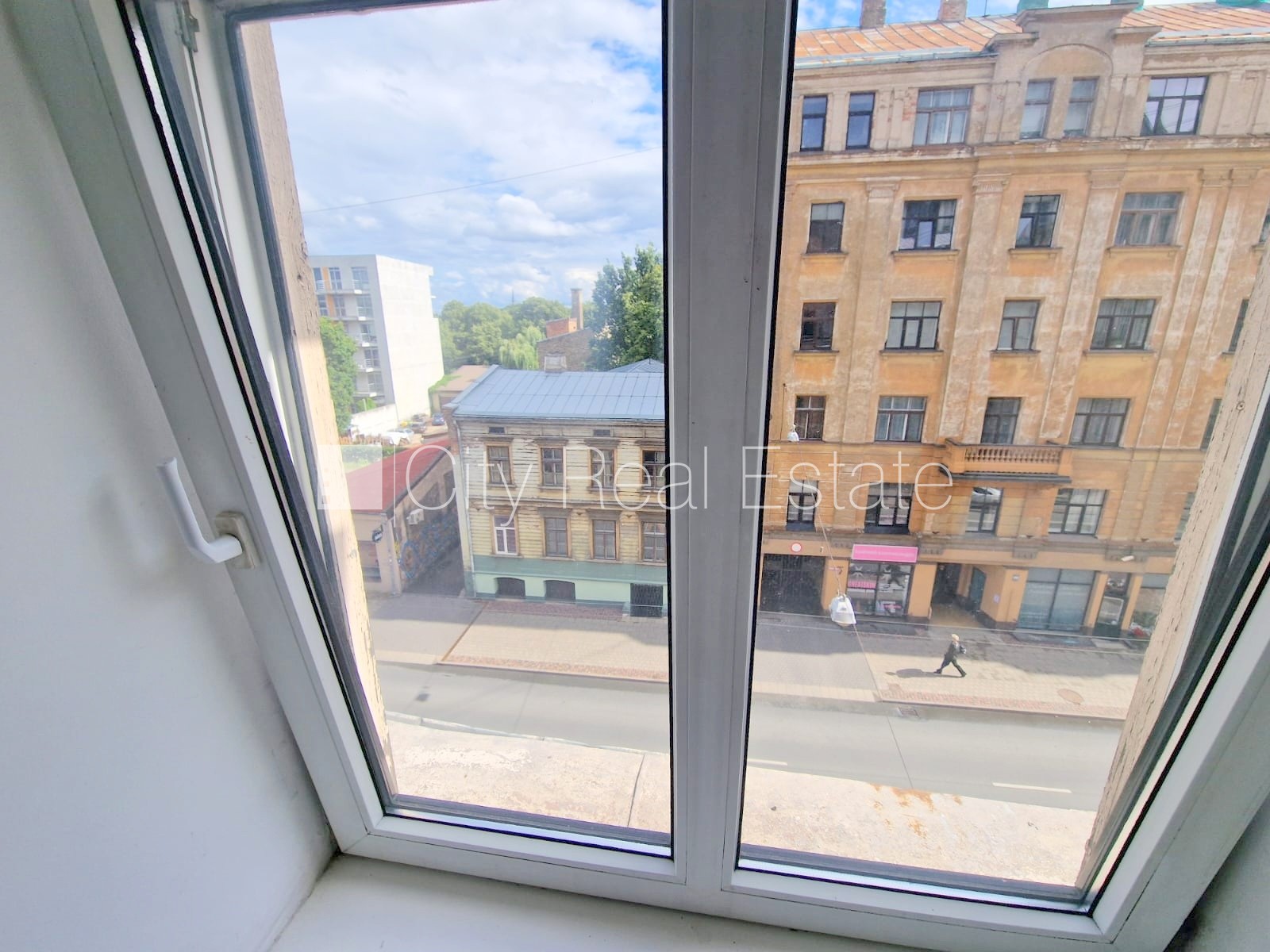 Sludinājumi. Fasādes māja, renovēta māja, ieeja no ielas un pagalma, kāpņu telpa pēc kosmētiskā remonta, logi Cena: 290 EUR/mēn Foto #14