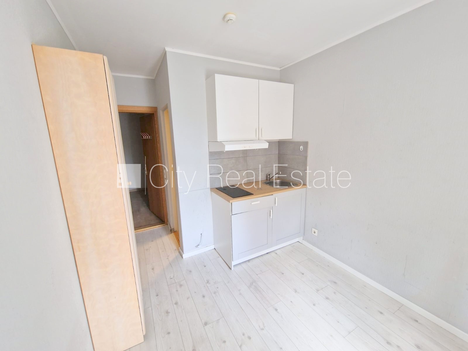 Sludinājumi. Fasādes māja, renovēta māja, ieeja no ielas un pagalma, kāpņu telpa pēc kosmētiskā remonta, logi Cena: 290 EUR/mēn Foto #12