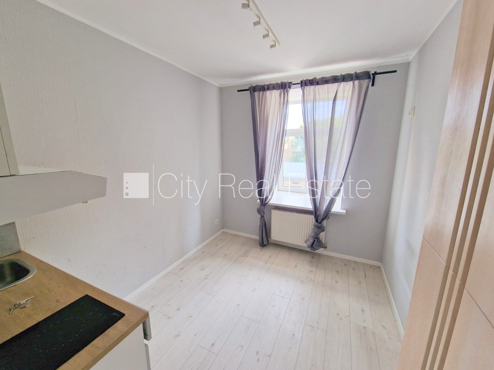 Sludinājumi. Fasādes māja, renovēta māja, ieeja no ielas un pagalma, kāpņu telpa pēc kosmētiskā remonta, logi Cena: 290 EUR/mēn Foto #2