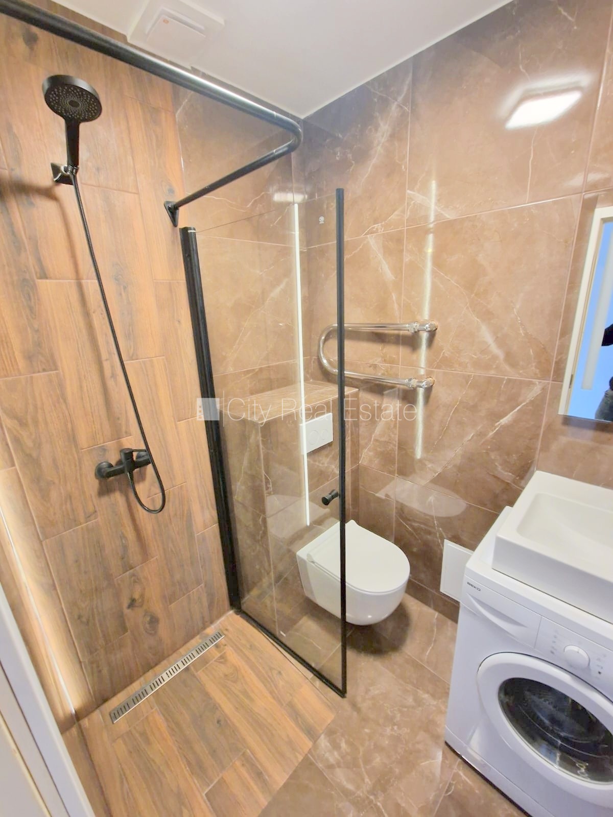 Sludinājumi. Fasādes māja, renovēta māja, ieeja no ielas un pagalma, kāpņu telpa pēc kosmētiskā remonta, logi Cena: 290 EUR/mēn Foto #22