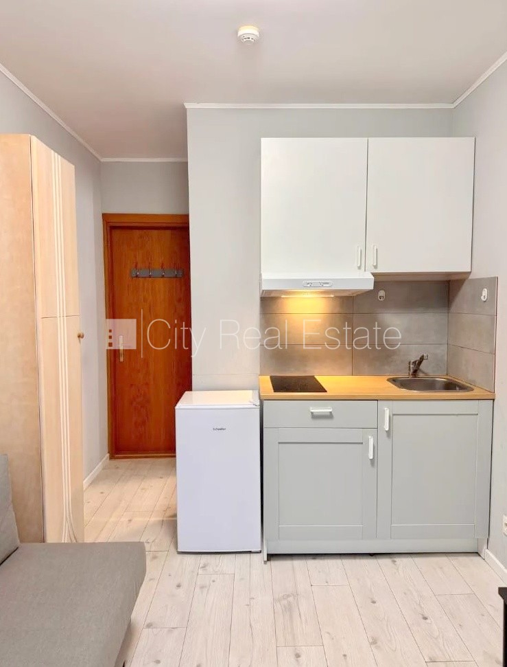 Sludinājumi. Fasādes māja, renovēta māja, ieeja no ielas un pagalma, kāpņu telpa pēc kosmētiskā remonta, logi Cena: 290 EUR/mēn Foto #3