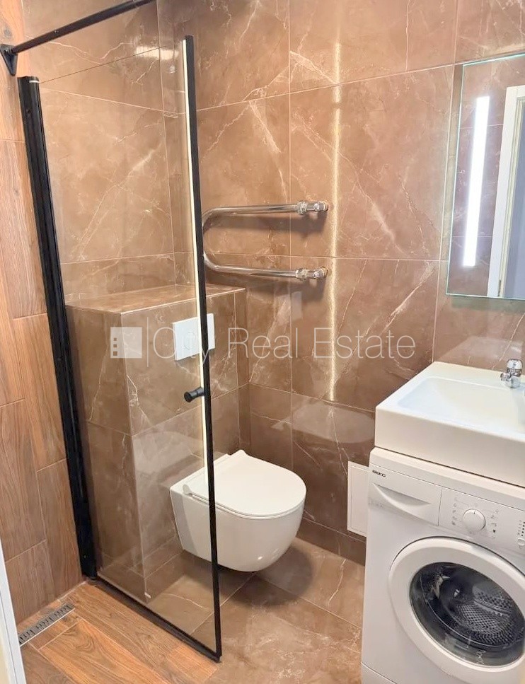 Sludinājumi. Fasādes māja, renovēta māja, ieeja no ielas un pagalma, kāpņu telpa pēc kosmētiskā remonta, logi Cena: 290 EUR/mēn Foto #25