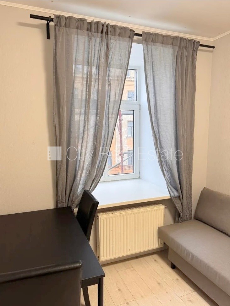 Sludinājumi. Fasādes māja, renovēta māja, ieeja no ielas un pagalma, kāpņu telpa pēc kosmētiskā remonta, logi Cena: 290 EUR/mēn Foto #9