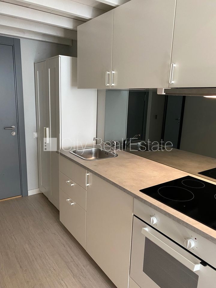 Объявление. Фасадный дом, реновированный дом, закрытый двор, вход с улицы, лестничная клетка после капитального Цена: 300 EUR/мес. Foto #7