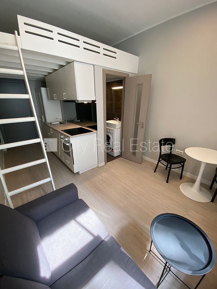 Объявление. Фасадный дом, реновированный дом, закрытый двор, вход с улицы, лестничная клетка после капитального Цена: 300 EUR/мес. Foto #3