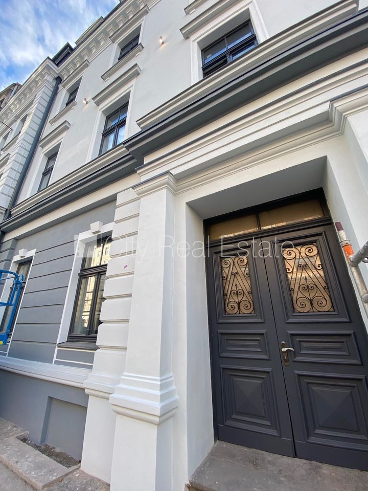 Объявление. Фасадный дом, реновированный дом, закрытый двор, вход с улицы, лестничная клетка после капитального Цена: 300 EUR/мес. Foto #10