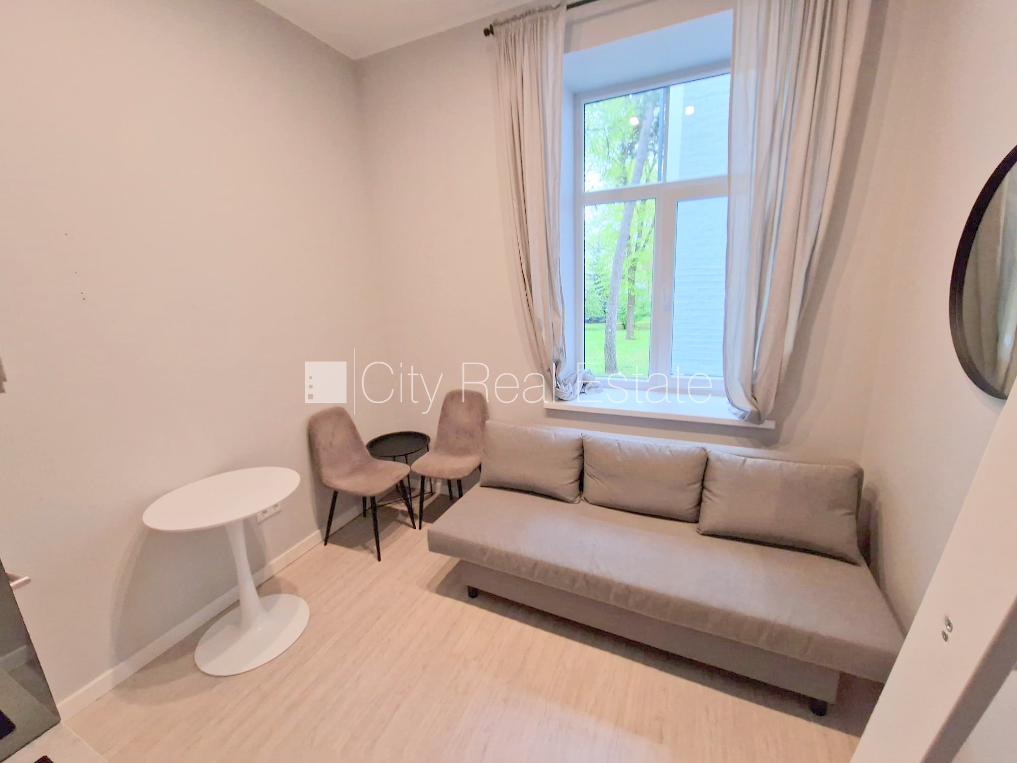 Объявление. Фасадный дом, реновированный дом, закрытый двор, вход с улицы, лестничная клетка после капитального Цена: 300 EUR/мес. Foto #4