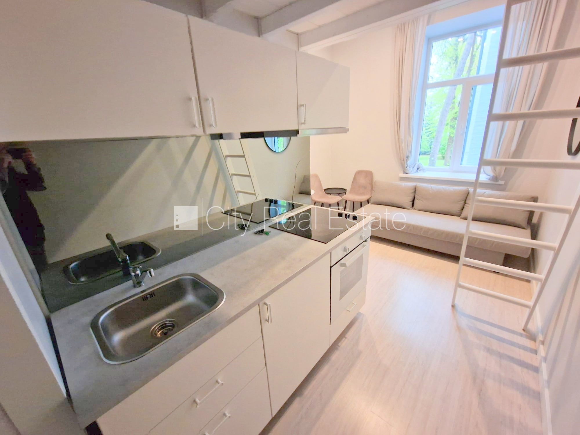 Объявление. Фасадный дом, реновированный дом, закрытый двор, вход с улицы, лестничная клетка после капитального Цена: 300 EUR/мес. Foto #1