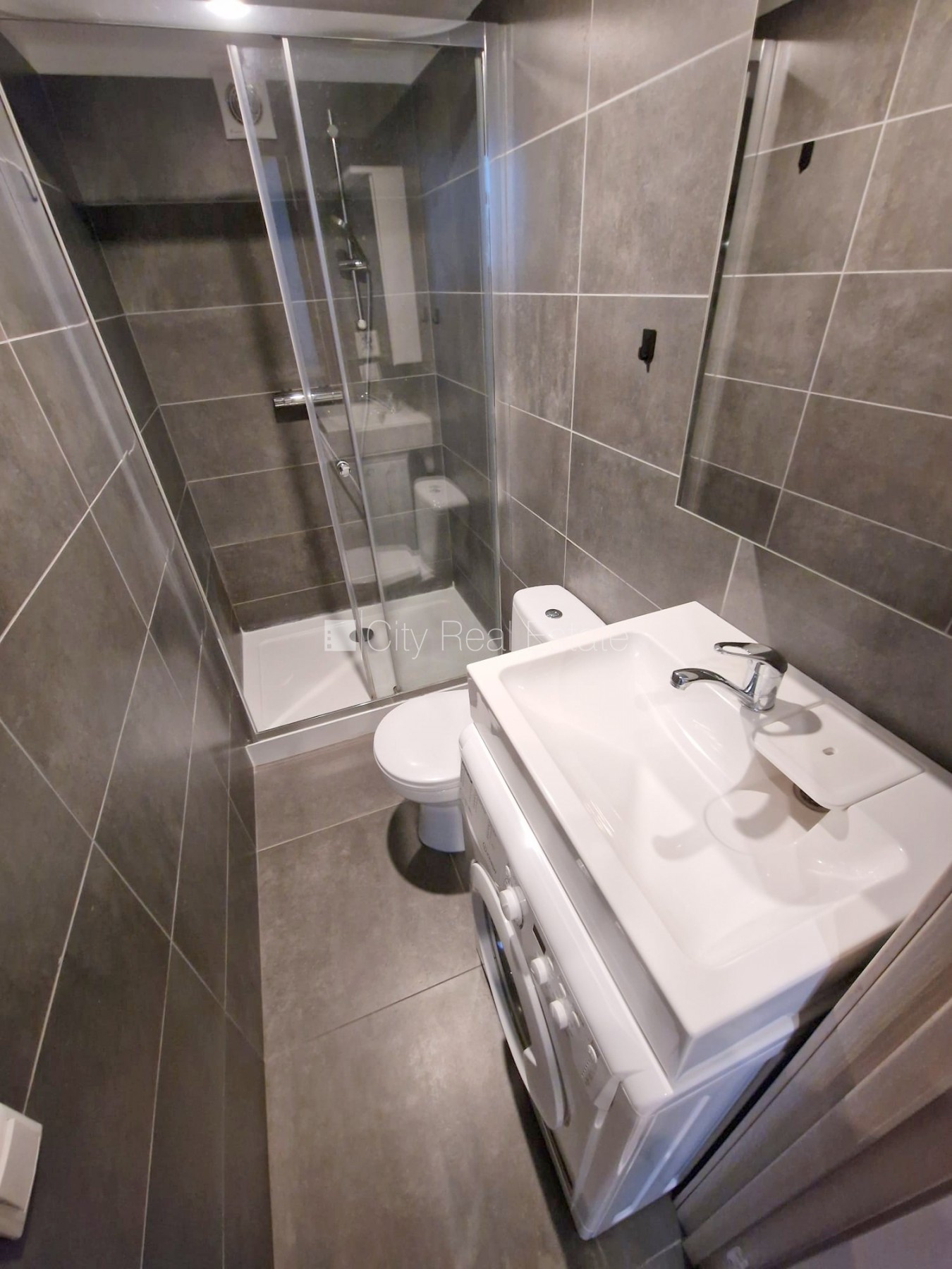 Объявление. Фасадный дом, реновированный дом, закрытый двор, вход с улицы, лестничная клетка после капитального Цена: 300 EUR/мес. Foto #17