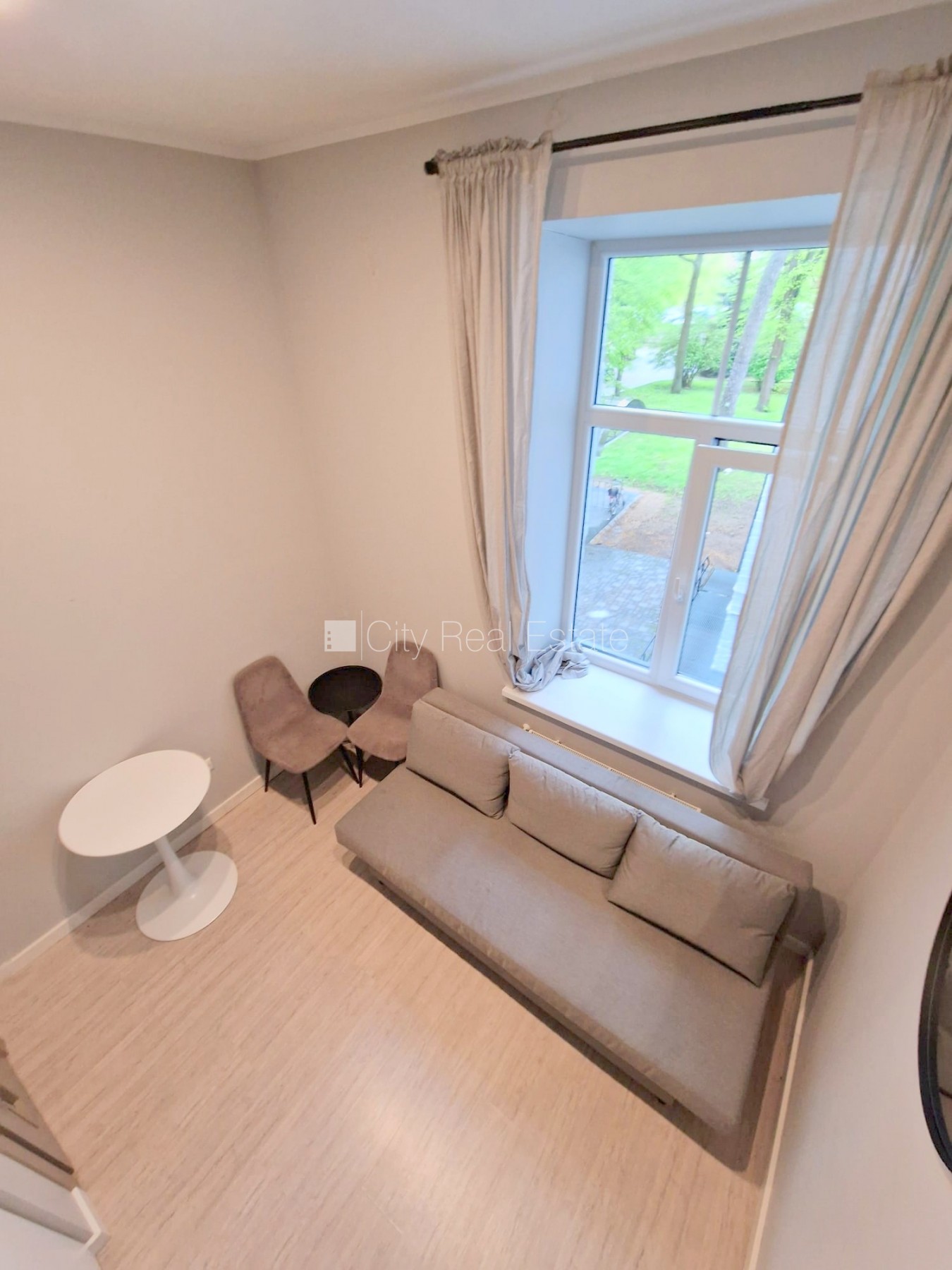 Объявление. Фасадный дом, реновированный дом, закрытый двор, вход с улицы, лестничная клетка после капитального Цена: 300 EUR/мес. Foto #6