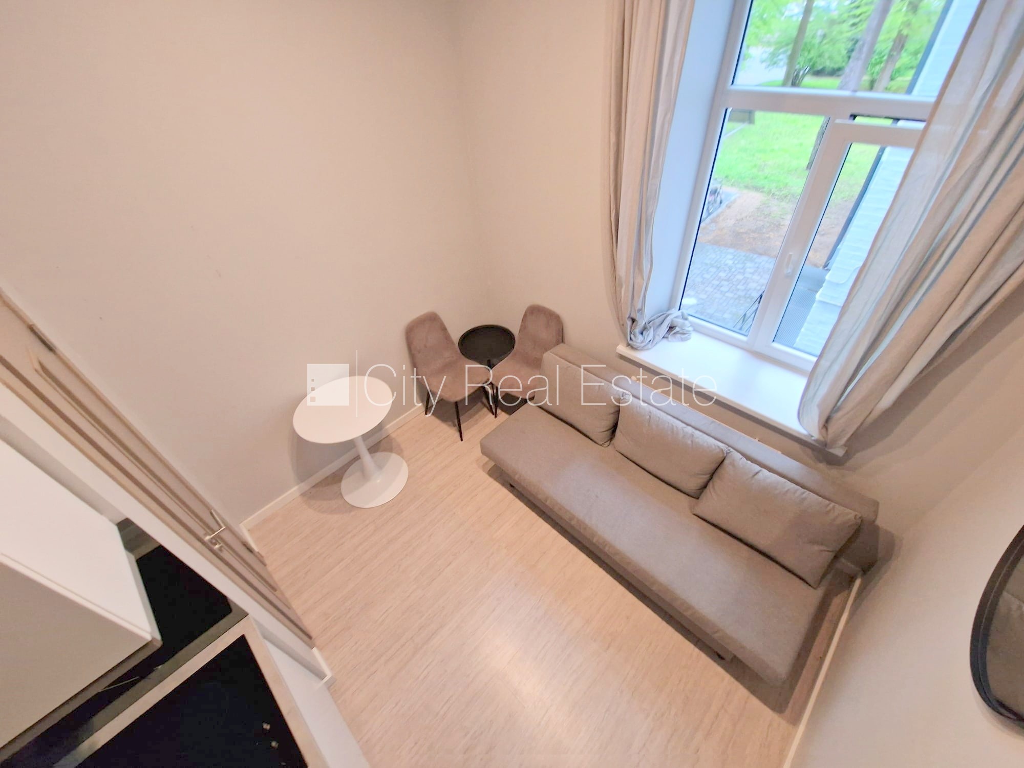 Объявление. Фасадный дом, реновированный дом, закрытый двор, вход с улицы, лестничная клетка после капитального Цена: 300 EUR/мес. Foto #5