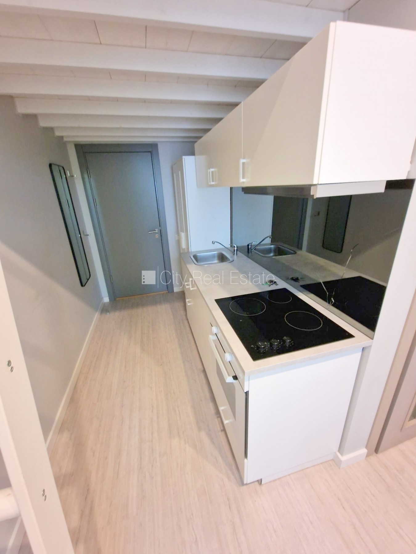 Объявление. Фасадный дом, реновированный дом, закрытый двор, вход с улицы, лестничная клетка после капитального Цена: 300 EUR/мес. Foto #11