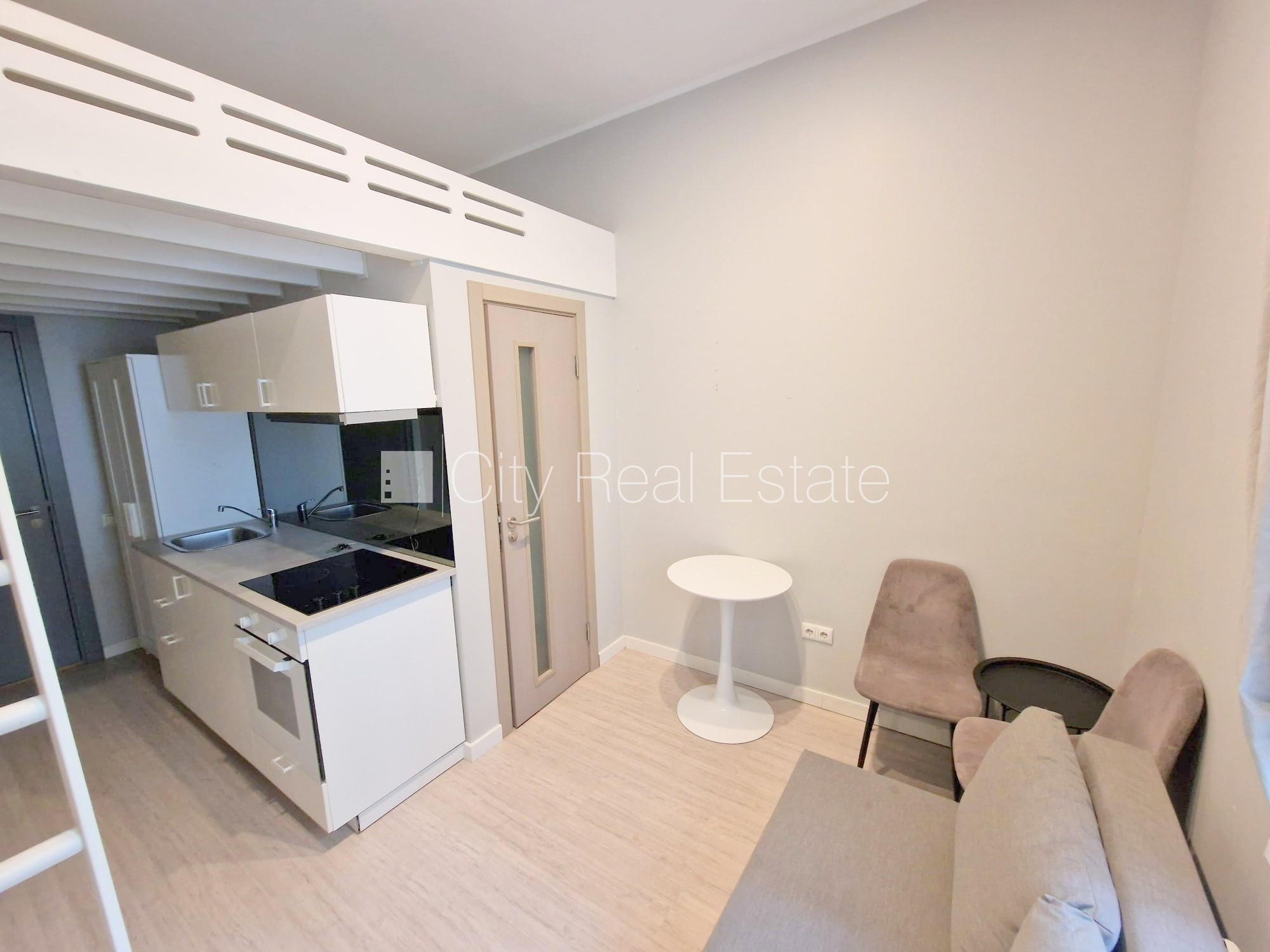 Объявление. Фасадный дом, реновированный дом, закрытый двор, вход с улицы, лестничная клетка после капитального Цена: 300 EUR/мес. Foto #2