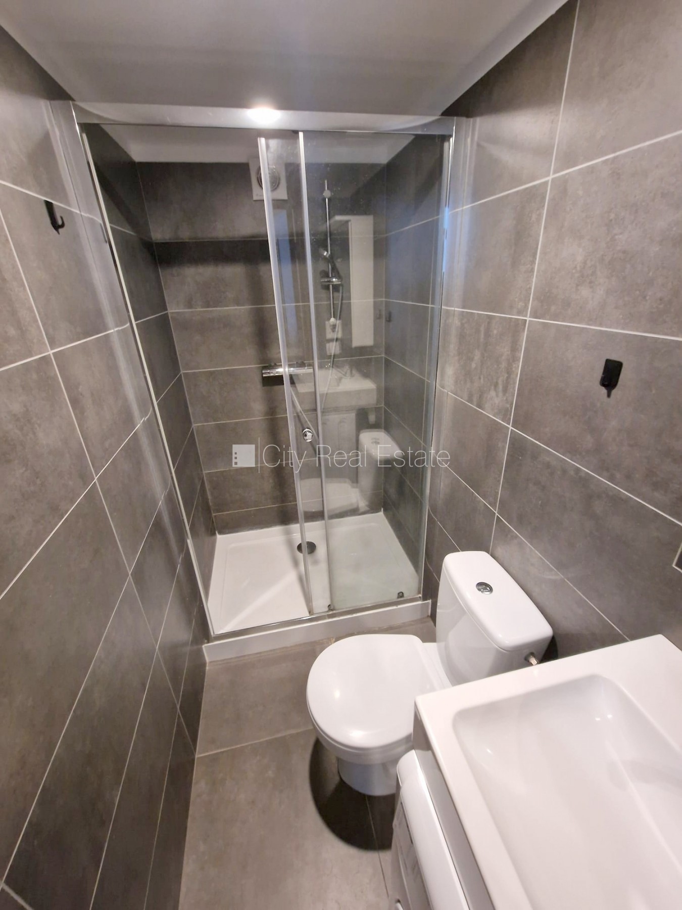 Объявление. Фасадный дом, реновированный дом, закрытый двор, вход с улицы, лестничная клетка после капитального Цена: 300 EUR/мес. Foto #18