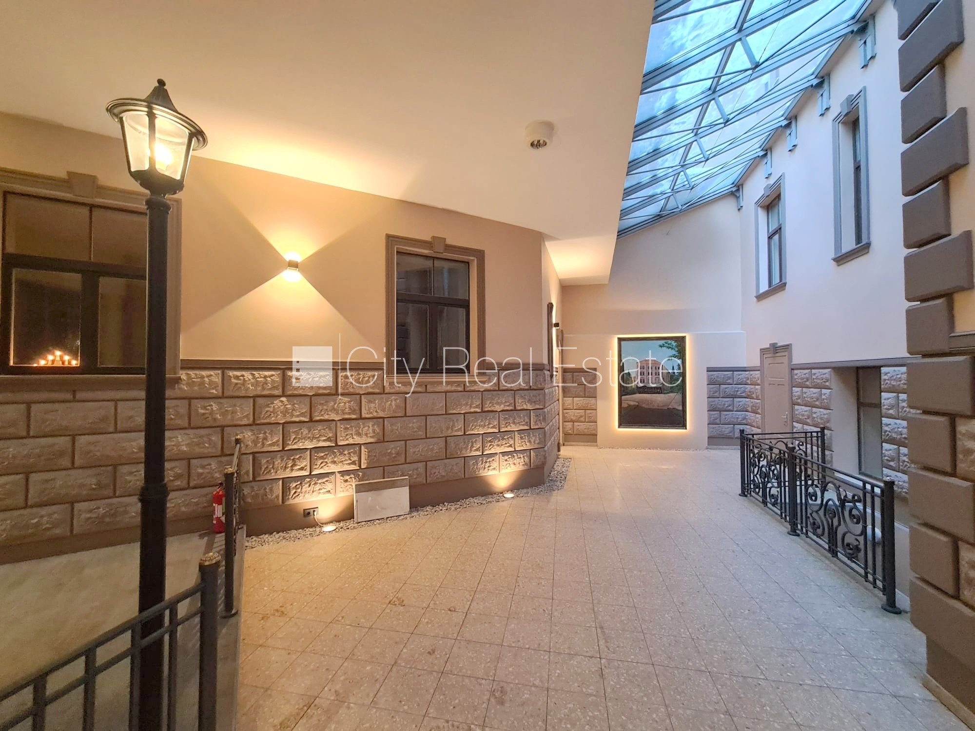 Sludinājumi. Pagalma ēka, renovēta māja, ieeja no ielas un pagalma, ir lifts, kāpņu telpa pēc kapitālā remonta, Cena: 380 EUR/mēn Foto #13