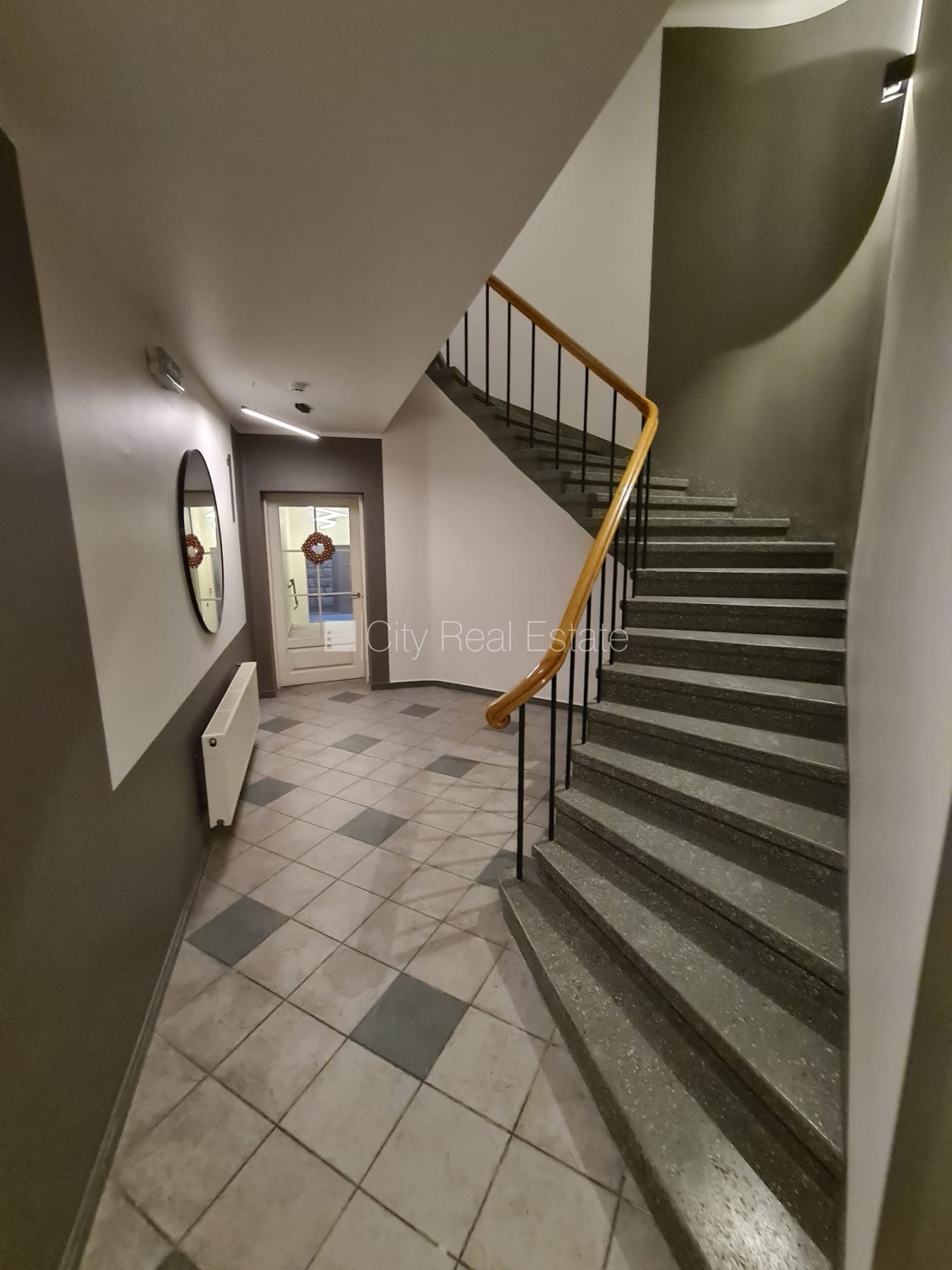 Sludinājumi. Pagalma ēka, renovēta māja, ieeja no ielas un pagalma, ir lifts, kāpņu telpa pēc kapitālā remonta, Cena: 380 EUR/mēn Foto #12