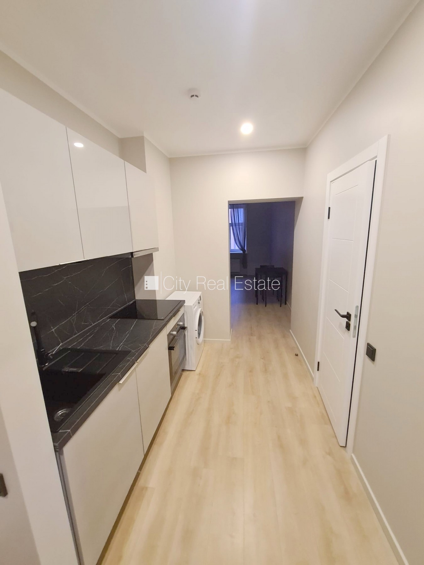 Sludinājumi. Pagalma ēka, renovēta māja, ieeja no ielas un pagalma, ir lifts, kāpņu telpa pēc kapitālā remonta, Cena: 380 EUR/mēn Foto #2