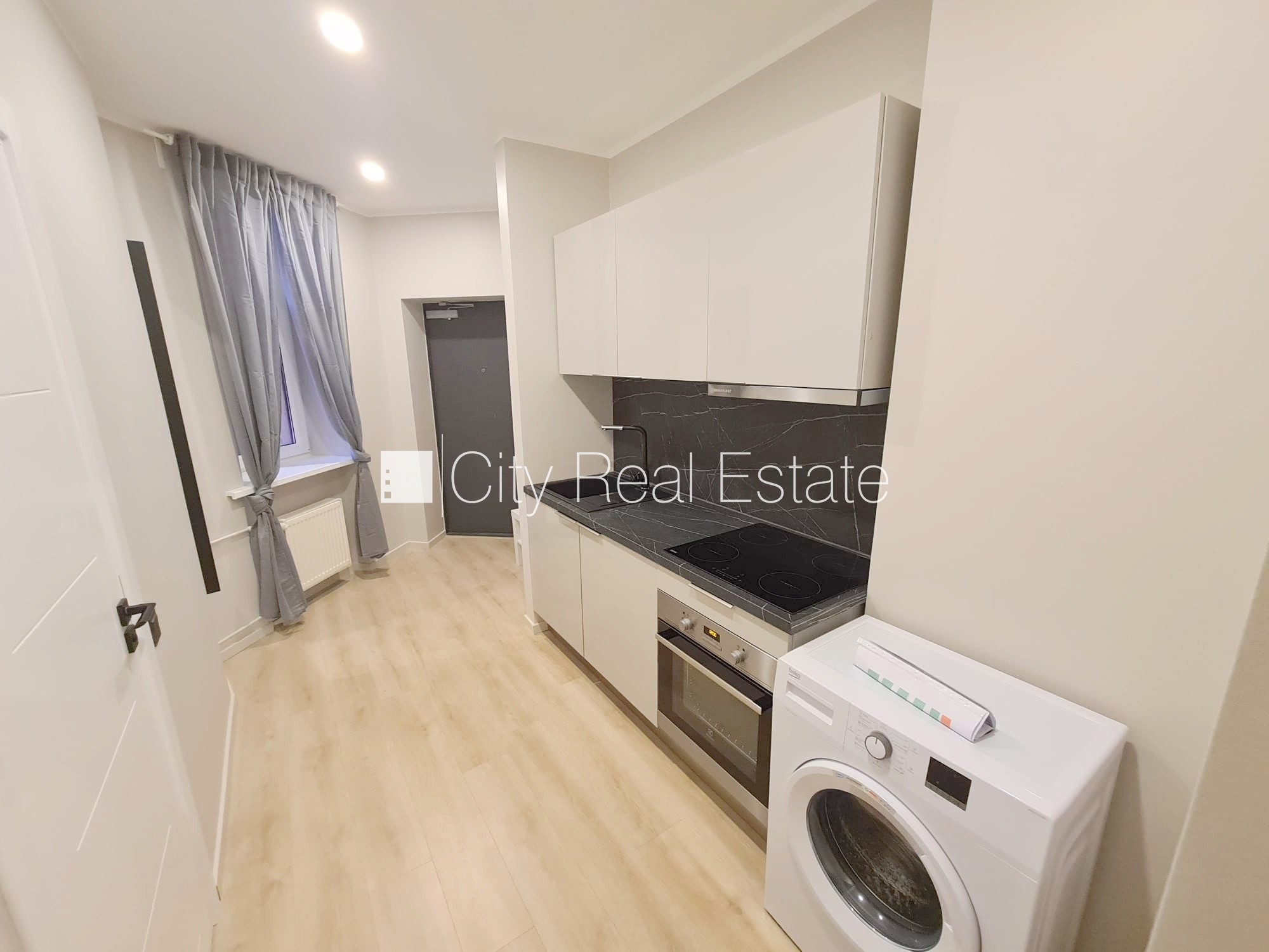 Sludinājumi. Pagalma ēka, renovēta māja, ieeja no ielas un pagalma, ir lifts, kāpņu telpa pēc kapitālā remonta, Cena: 380 EUR/mēn Foto #1