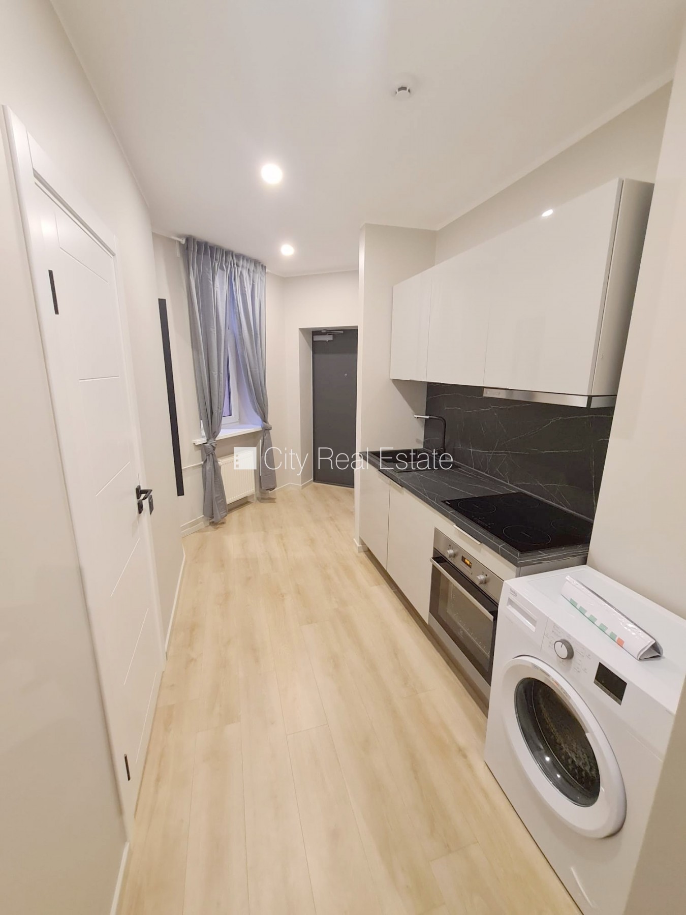 Sludinājumi. Pagalma ēka, renovēta māja, ieeja no ielas un pagalma, ir lifts, kāpņu telpa pēc kapitālā remonta, Cena: 380 EUR/mēn Foto #3