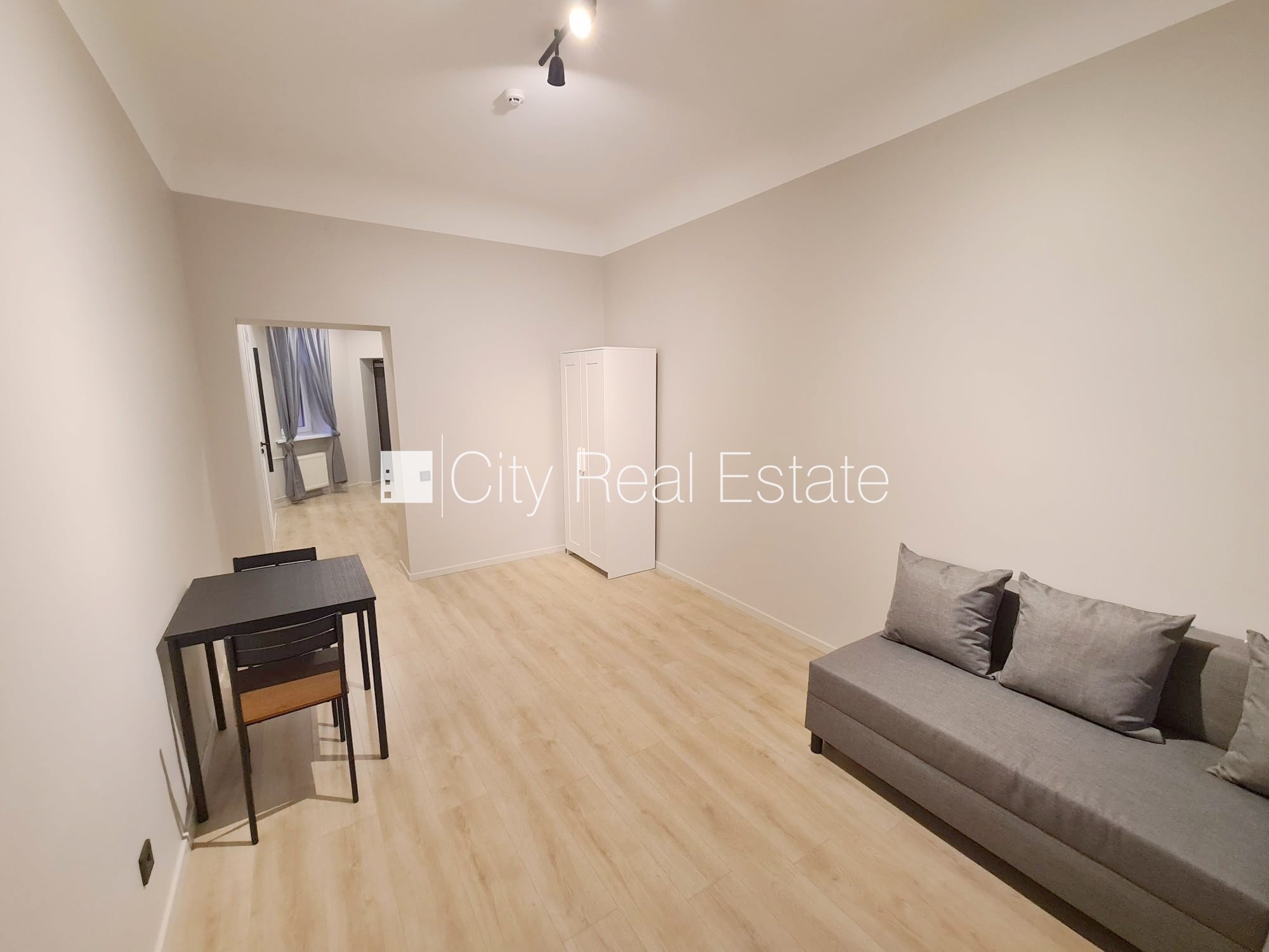 Sludinājumi. Pagalma ēka, renovēta māja, ieeja no ielas un pagalma, ir lifts, kāpņu telpa pēc kapitālā remonta, Cena: 380 EUR/mēn Foto #4