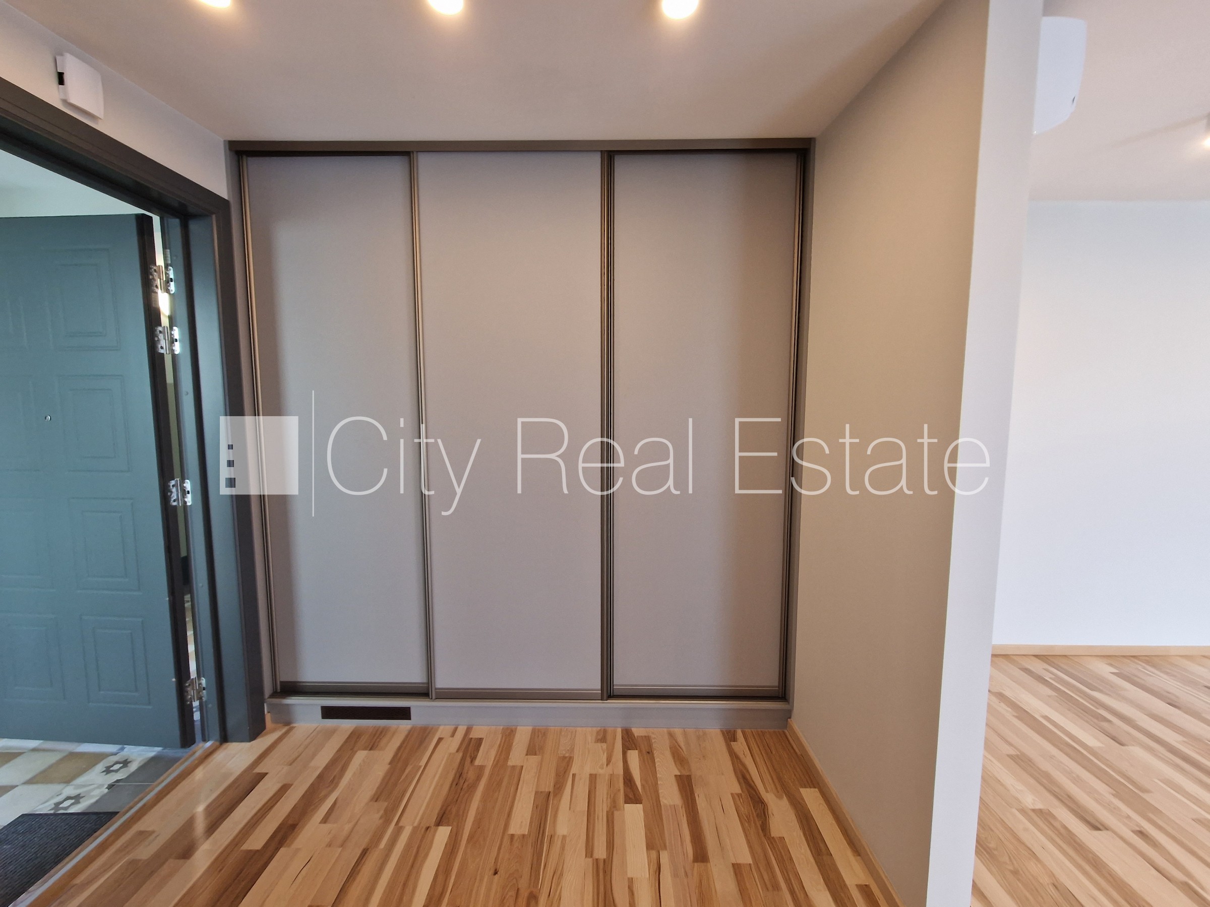 Sludinājumi. Pagalma ēka, renovēta māja, labiekārtots apzaļumots pagalms, iespēja nomāt autostāvvietu, ieeja no Cena: 1200 EUR/mēn Foto #13