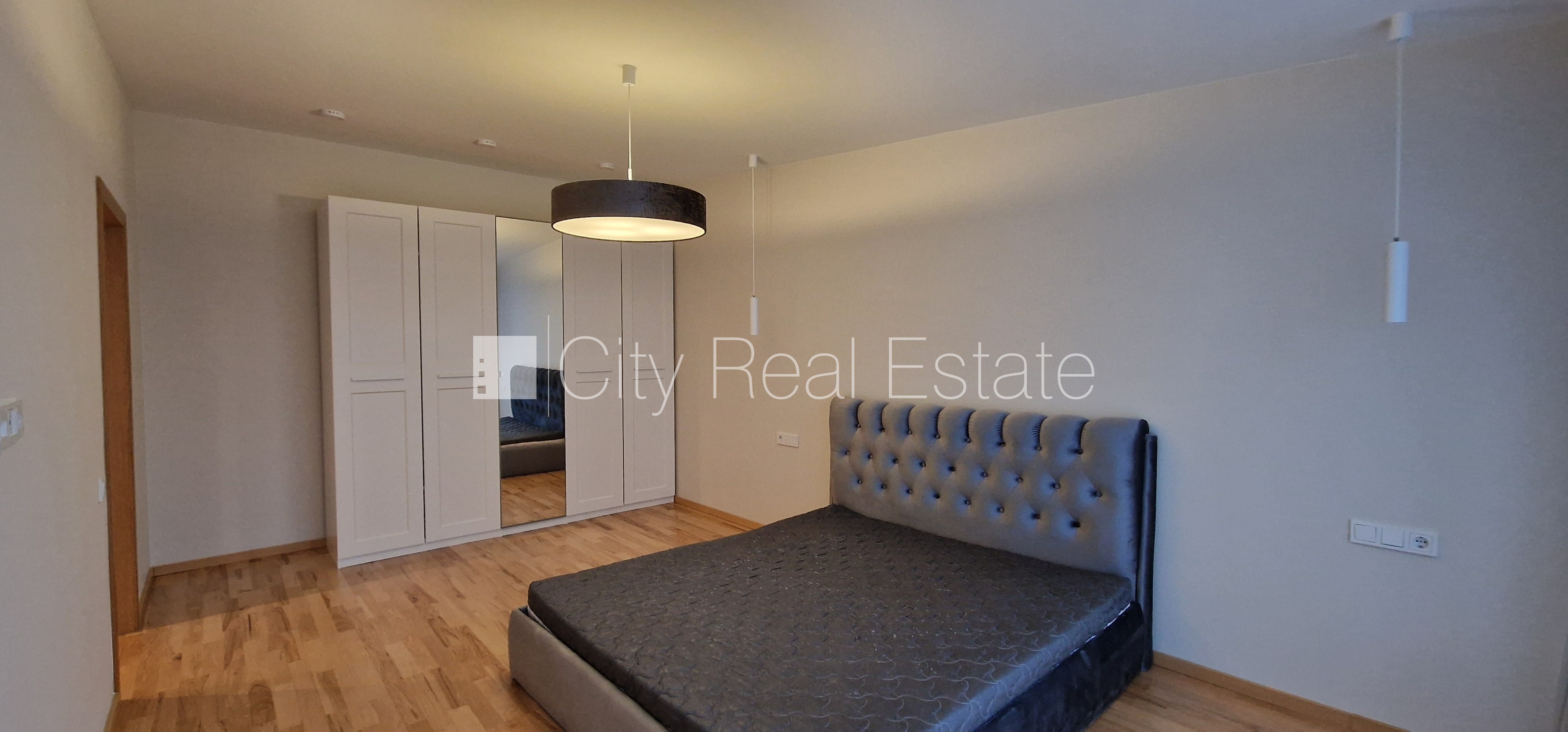 Sludinājumi. Pagalma ēka, renovēta māja, labiekārtots apzaļumots pagalms, iespēja nomāt autostāvvietu, ieeja no Cena: 1200 EUR/mēn Foto #3