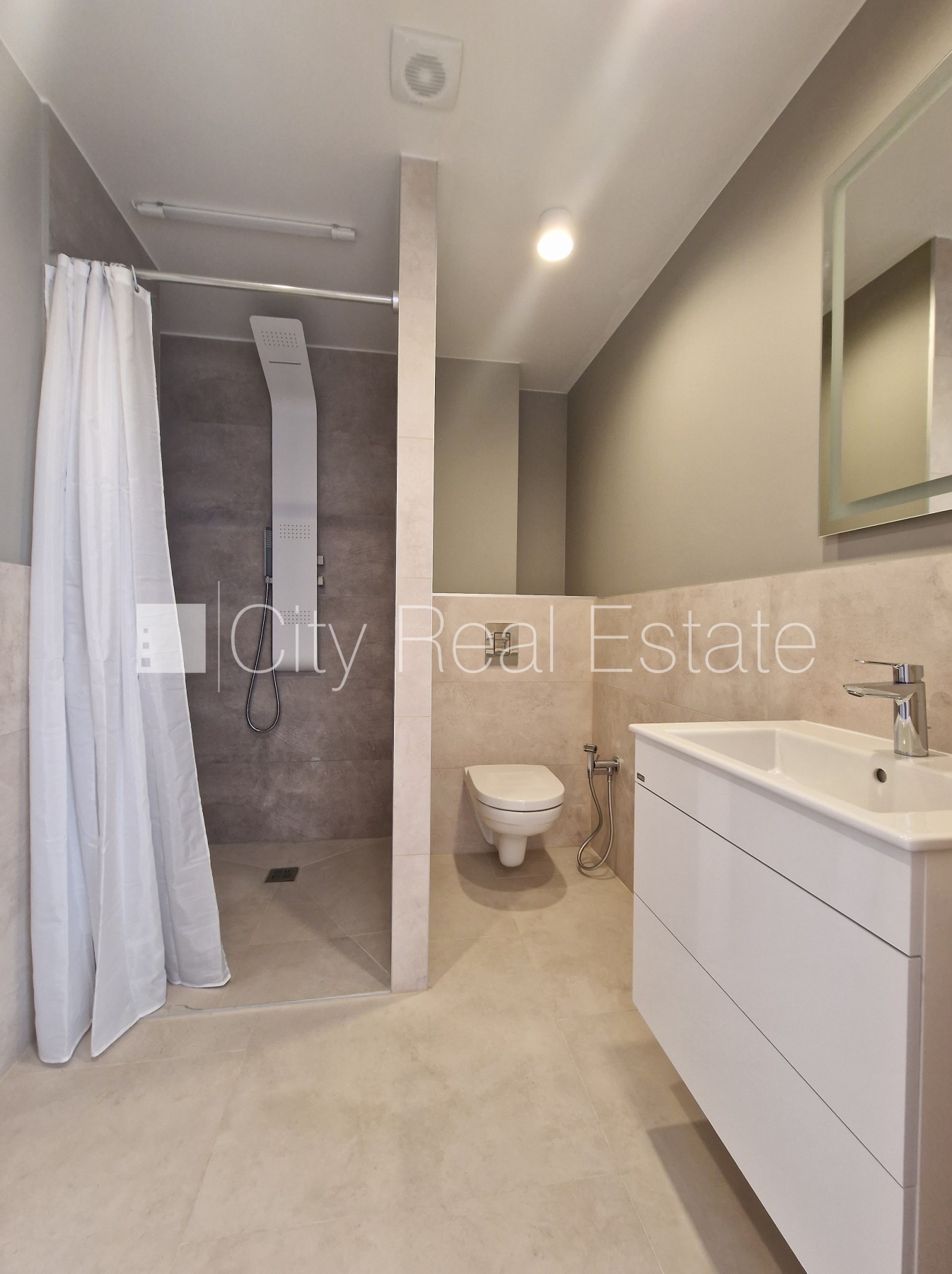 Sludinājumi. Pagalma ēka, renovēta māja, labiekārtots apzaļumots pagalms, iespēja nomāt autostāvvietu, ieeja no Cena: 1200 EUR/mēn Foto #10