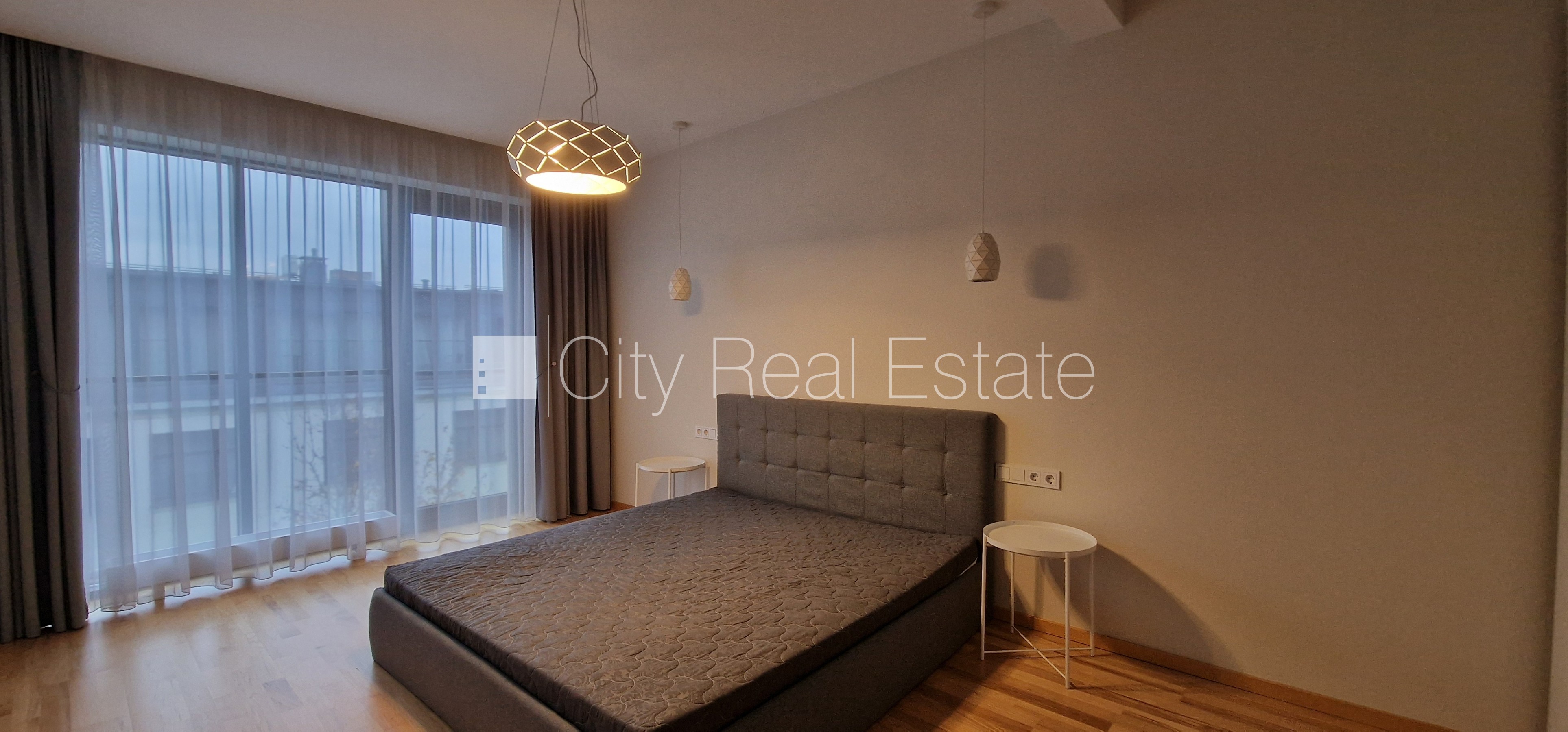 Sludinājumi. Pagalma ēka, renovēta māja, labiekārtots apzaļumots pagalms, iespēja nomāt autostāvvietu, ieeja no Cena: 1200 EUR/mēn Foto #8