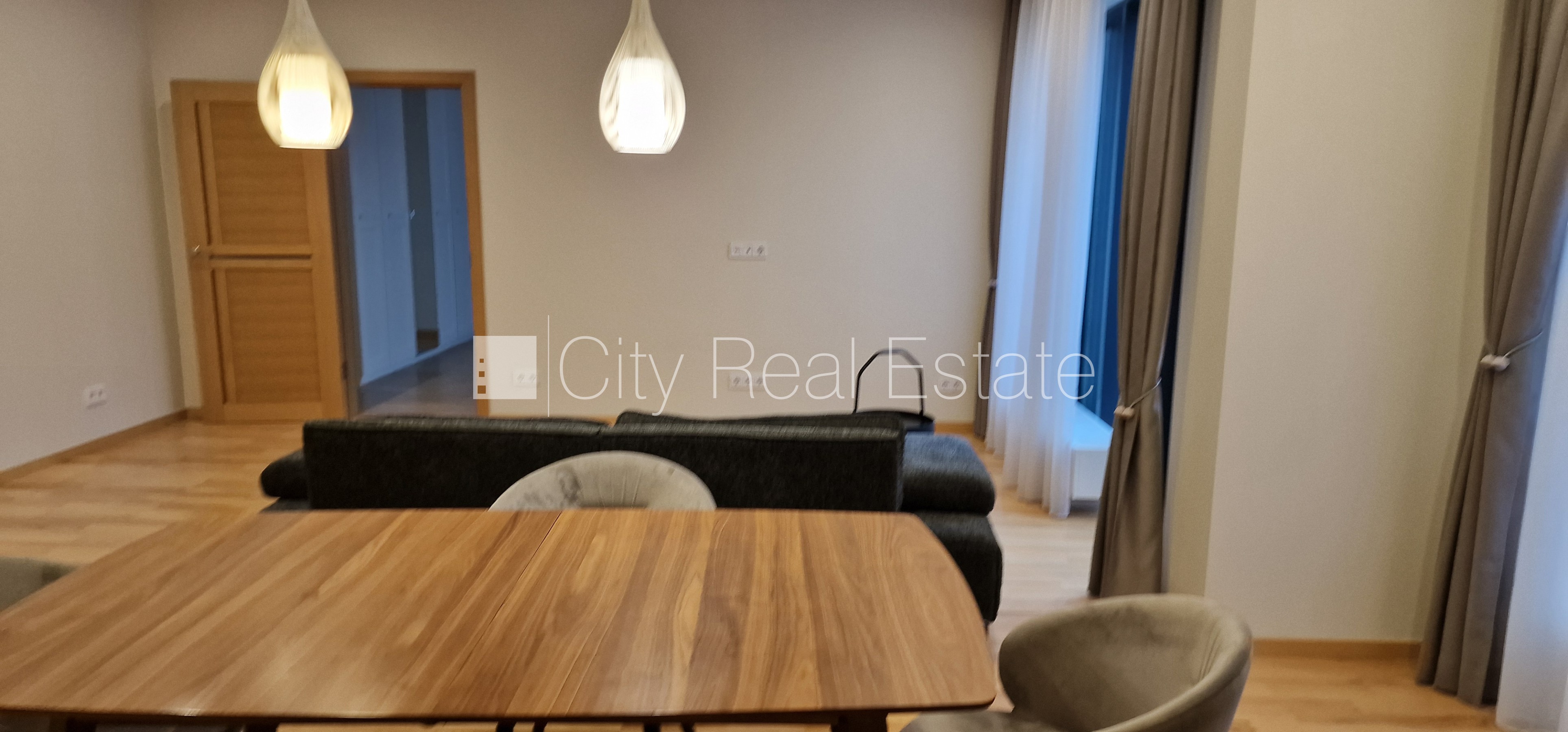 Sludinājumi. Pagalma ēka, renovēta māja, labiekārtots apzaļumots pagalms, iespēja nomāt autostāvvietu, ieeja no Cena: 1200 EUR/mēn Foto #2