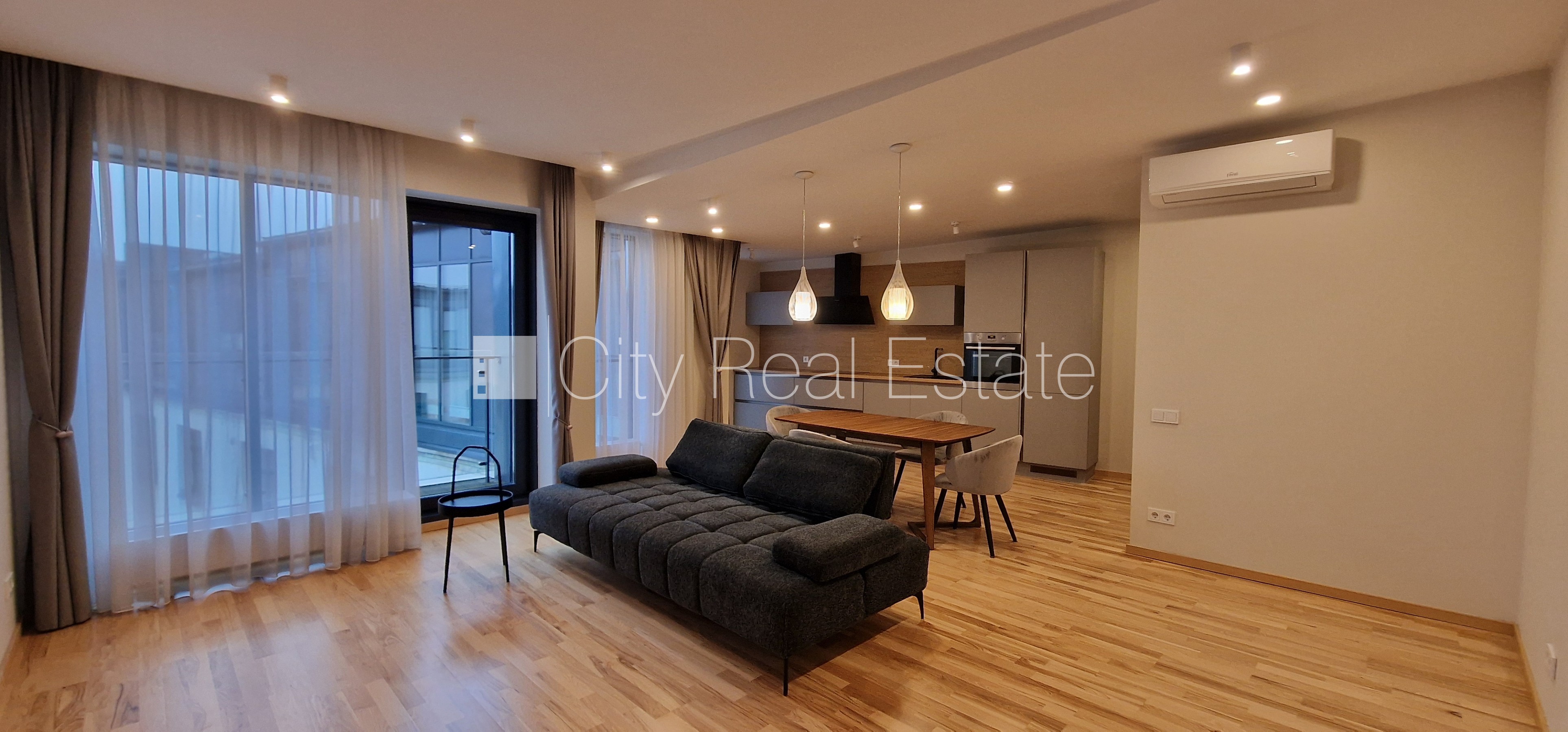 Sludinājumi. Pagalma ēka, renovēta māja, labiekārtots apzaļumots pagalms, iespēja nomāt autostāvvietu, ieeja no Cena: 1200 EUR/mēn Foto #1