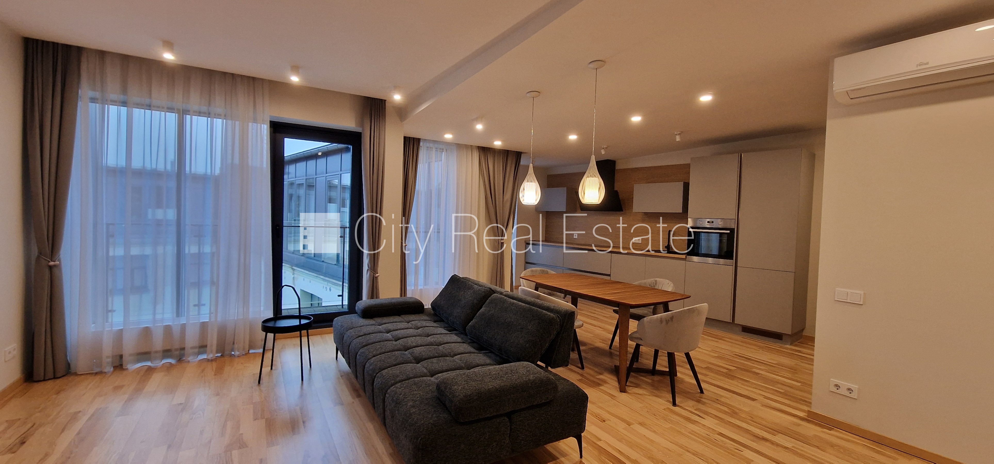 Sludinājumi. Pagalma ēka, renovēta māja, labiekārtots apzaļumots pagalms, iespēja nomāt autostāvvietu, ieeja no Cena: 1200 EUR/mēn Foto #4