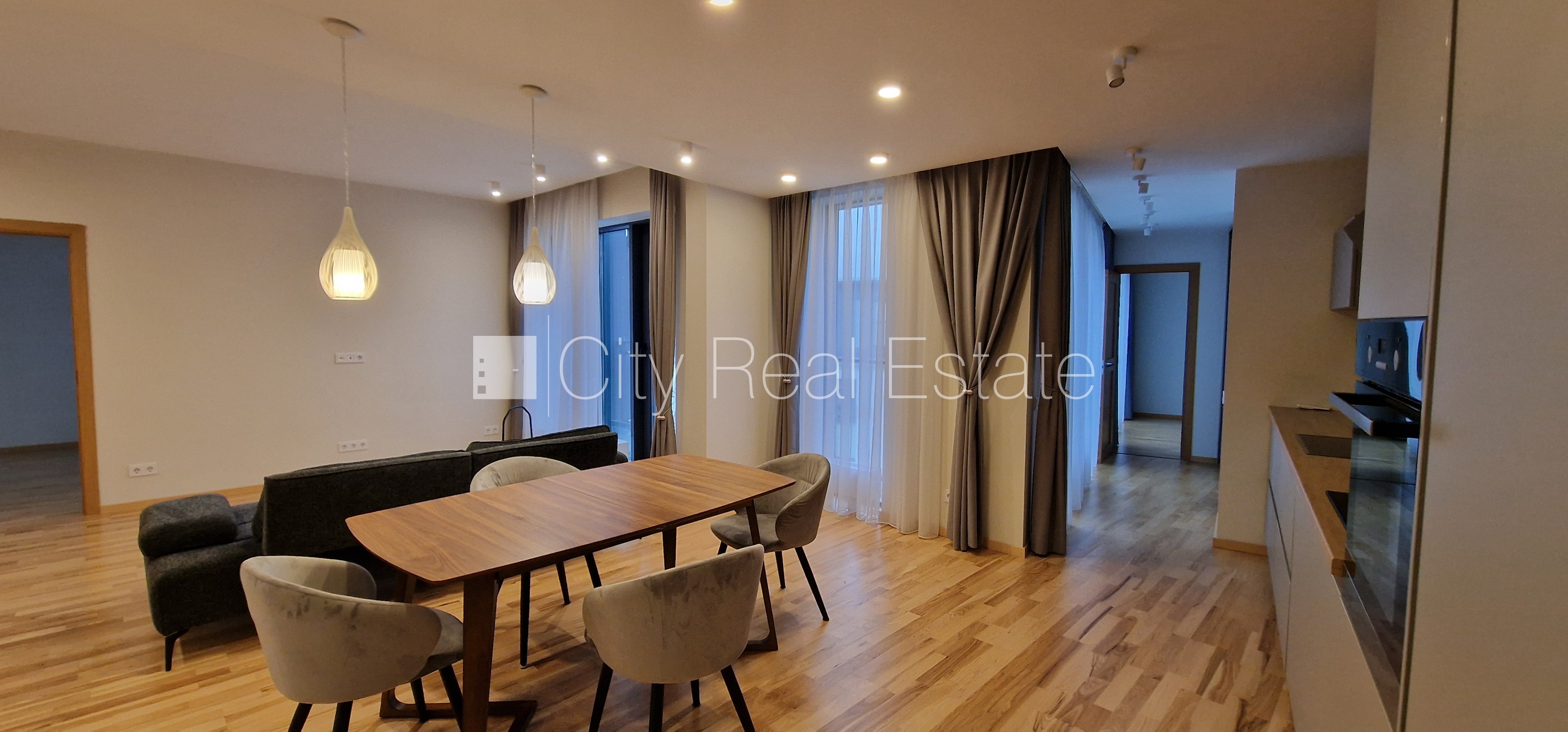 Sludinājumi. Pagalma ēka, renovēta māja, labiekārtots apzaļumots pagalms, iespēja nomāt autostāvvietu, ieeja no Cena: 1200 EUR/mēn Foto #5