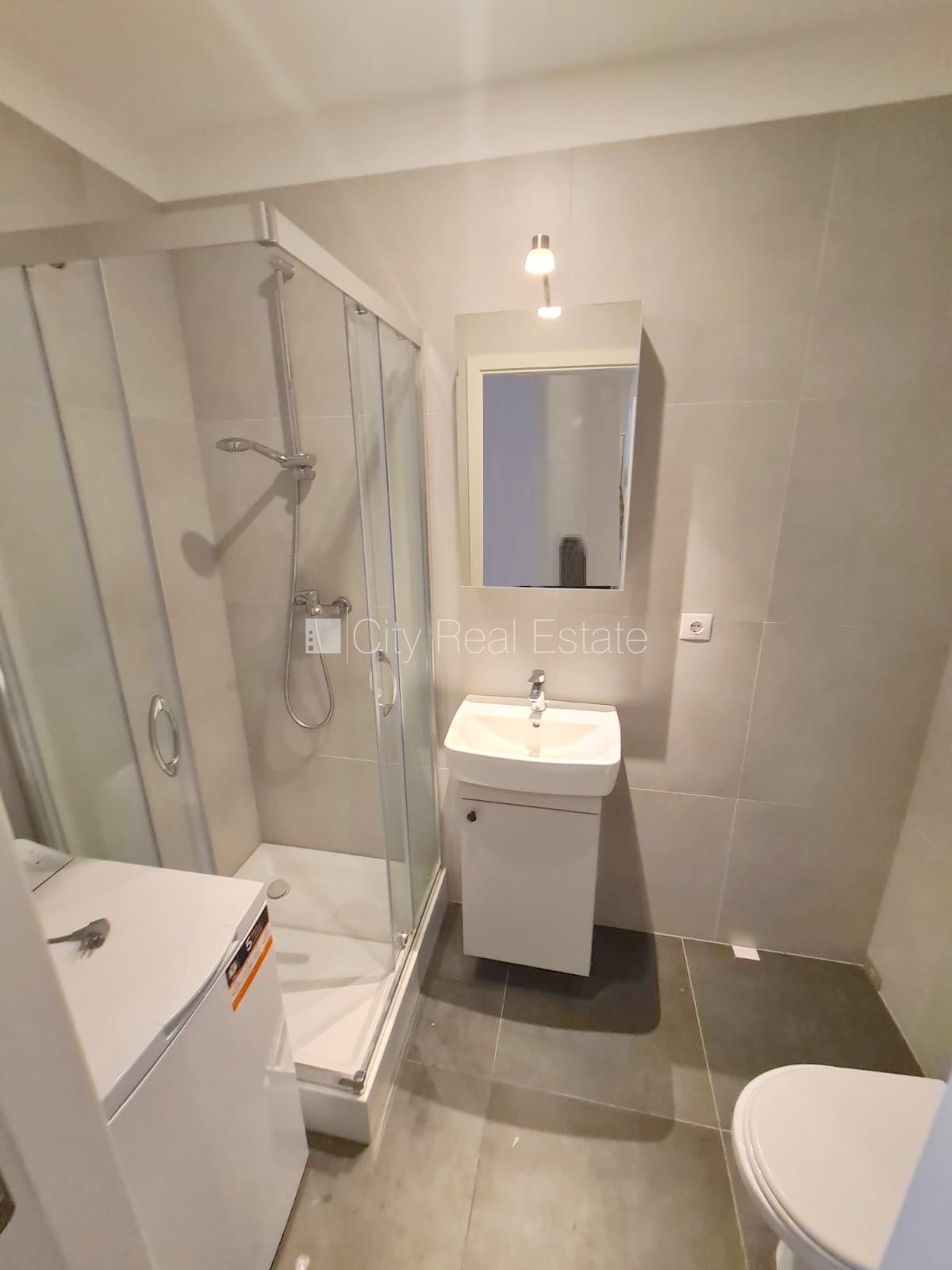 Sludinājumi. Fasādes māja, renovēta māja, slēgts pagalms, ieeja no ielas un pagalma, kāpņu telpa pēc kapitālā Cena: 330 EUR/mēn Foto #16