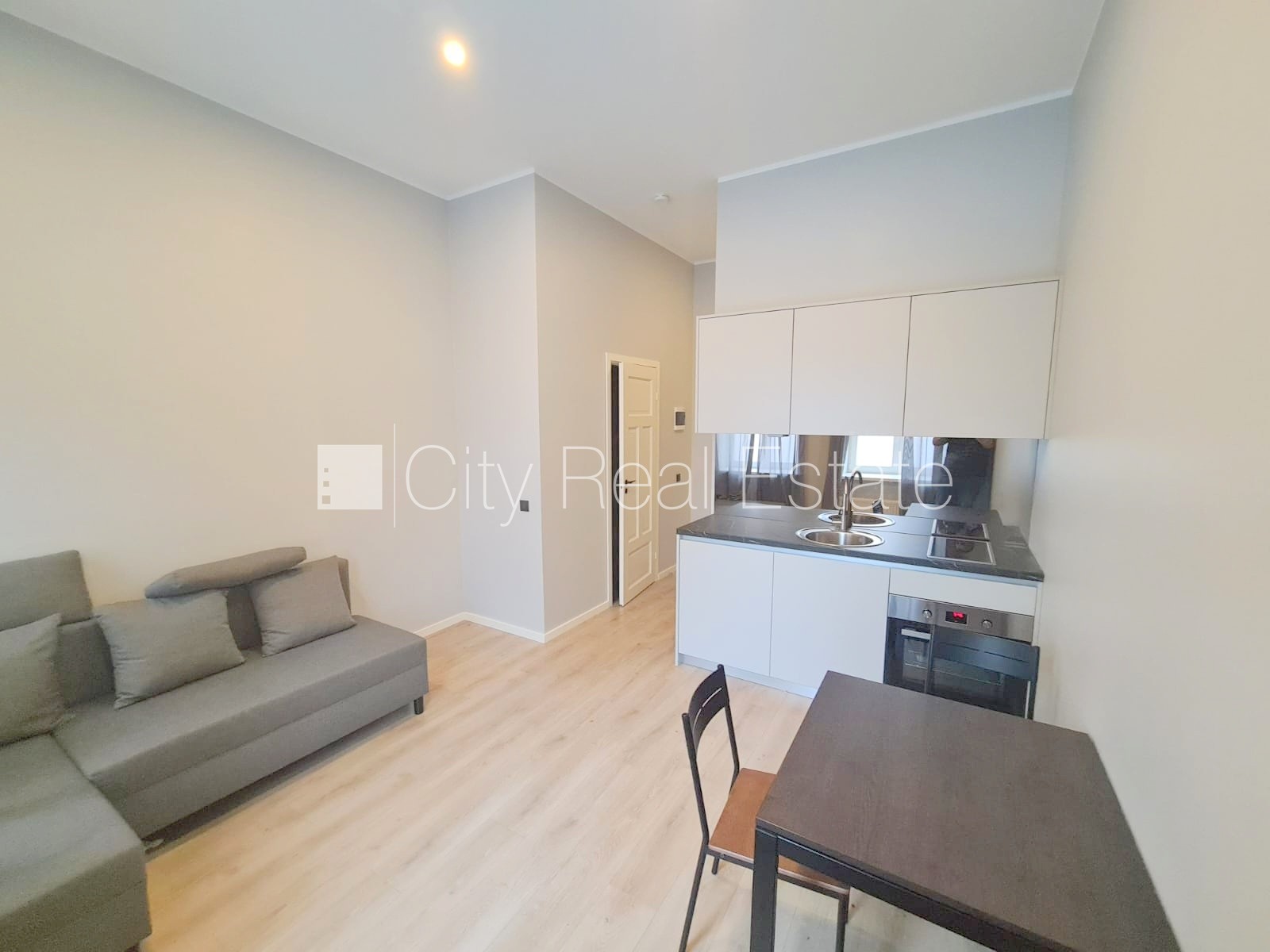 Sludinājumi. Fasādes māja, renovēta māja, slēgts pagalms, ieeja no ielas un pagalma, kāpņu telpa pēc kapitālā Cena: 330 EUR/mēn Foto #7