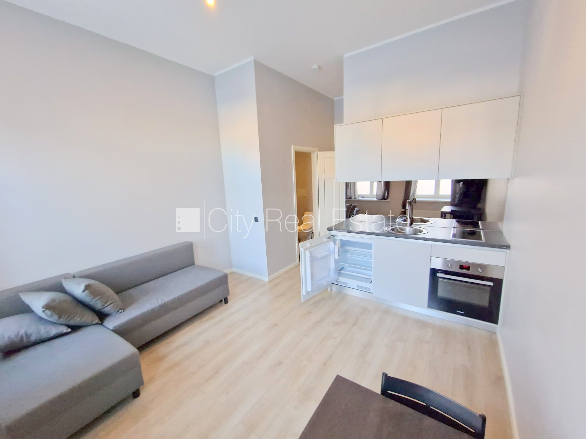 Sludinājumi. Fasādes māja, renovēta māja, slēgts pagalms, ieeja no ielas un pagalma, kāpņu telpa pēc kapitālā Cena: 330 EUR/mēn Foto #3